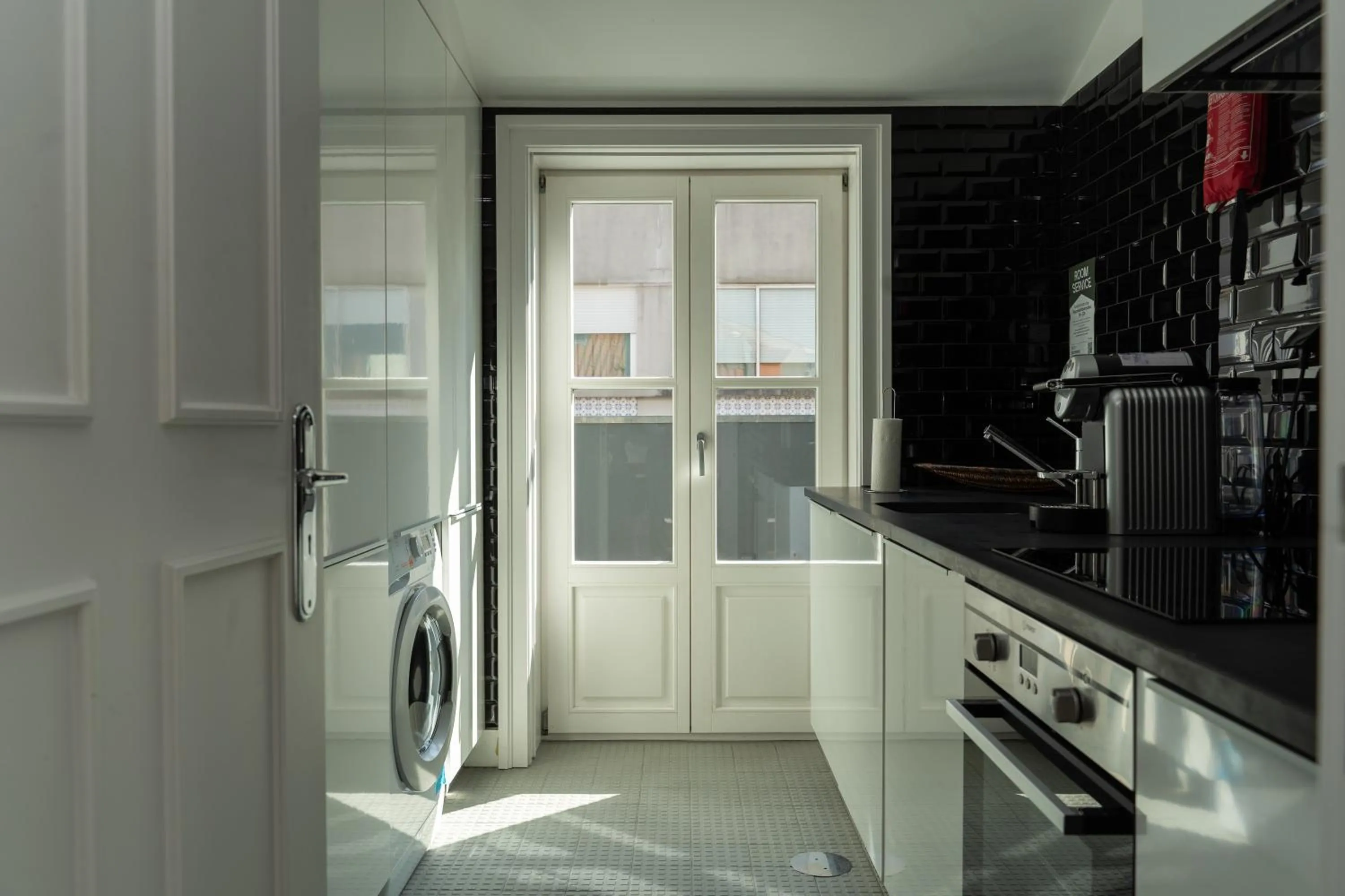 Communal kitchen in Oporto Serviced Apartments - Cedofeita