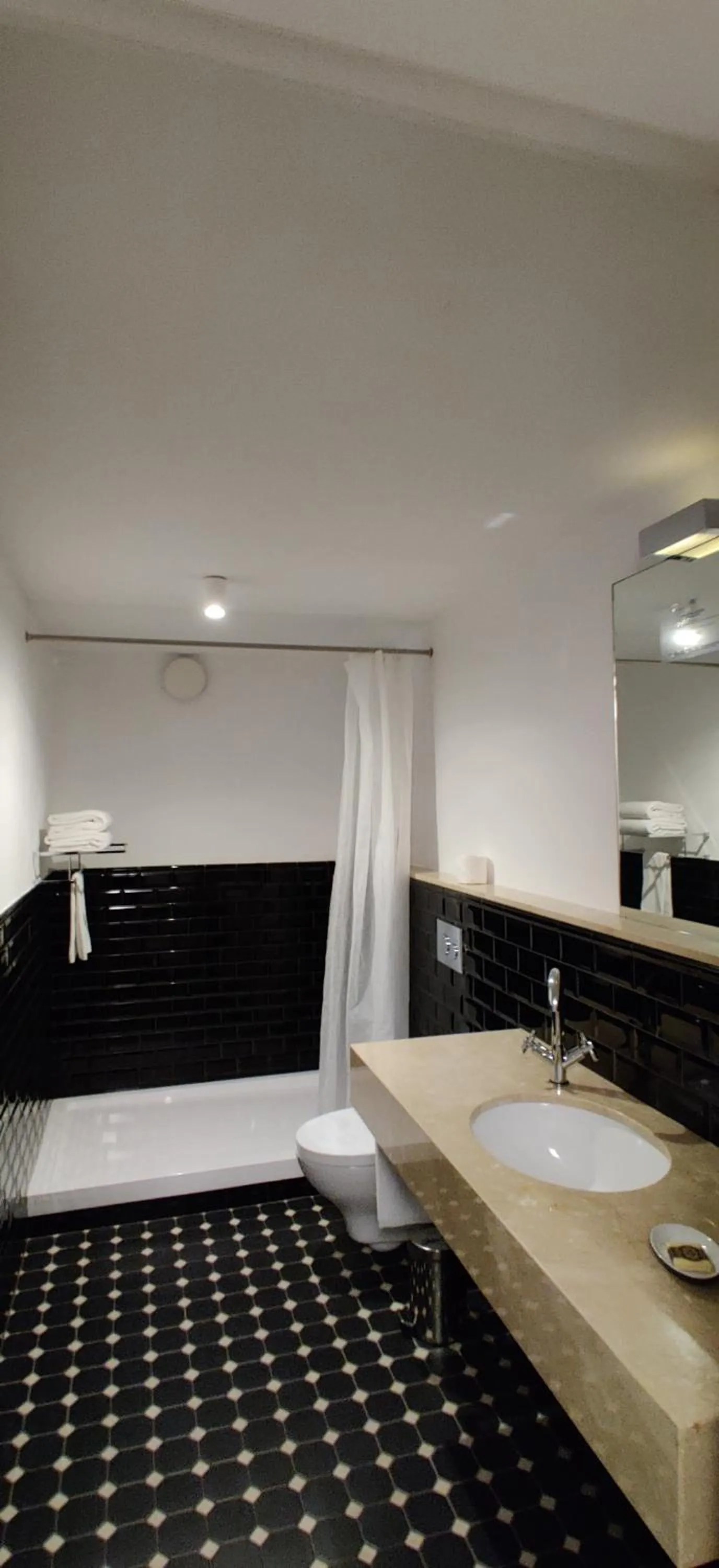 Bathroom, Bed in Oporto Serviced Apartments - Cedofeita