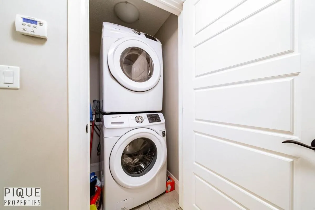 Chic Retreat with Hot Tub - King Bed - Fireplace - WEM