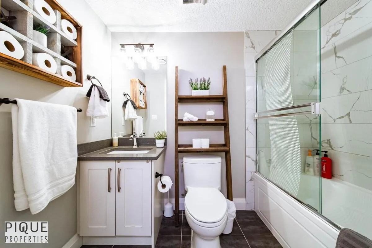 Chic Retreat with Hot Tub - King Bed - Fireplace - WEM