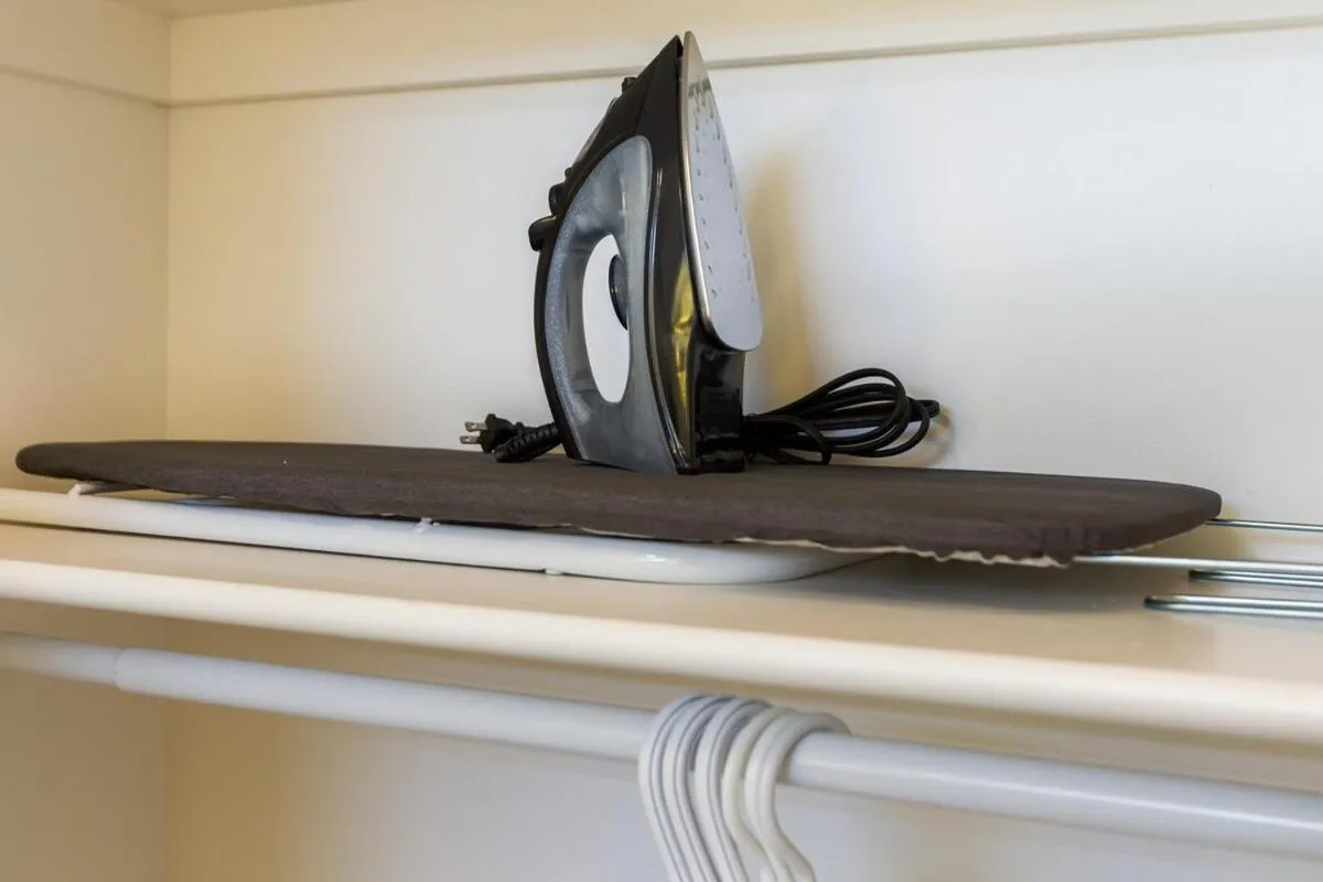 Chic Retreat with Hot Tub - King Bed - Fireplace - WEM