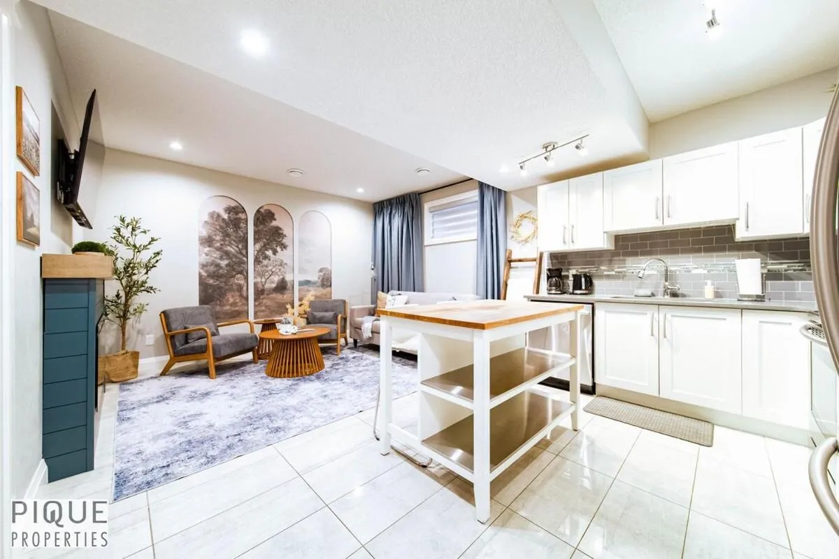 Chic Retreat with Hot Tub - King Bed - Fireplace - WEM