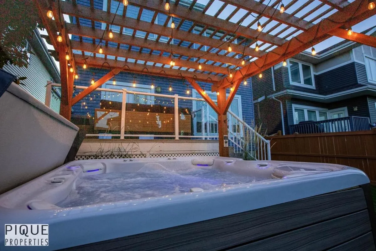 Chic Retreat with Hot Tub - King Bed - Fireplace - WEM