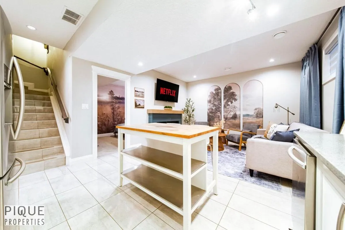 Chic Retreat with Hot Tub - King Bed - Fireplace - WEM