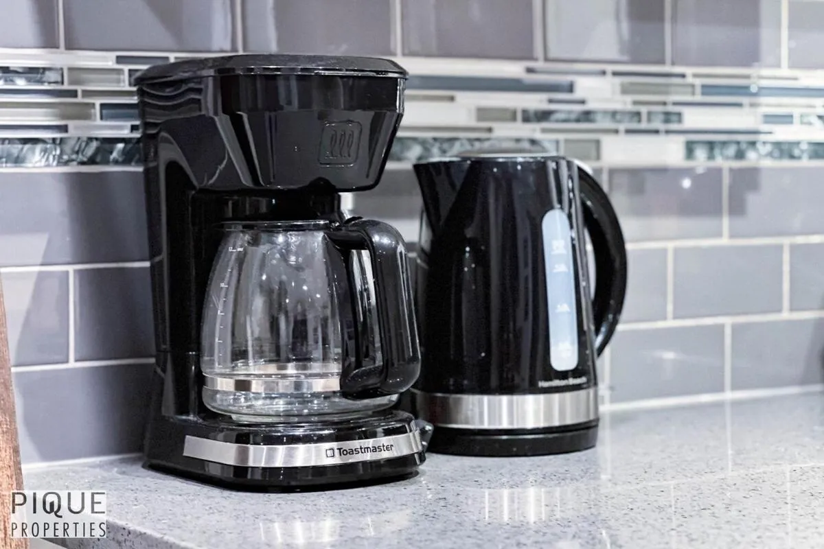 Chic Retreat with Hot Tub - King Bed - Fireplace - WEM