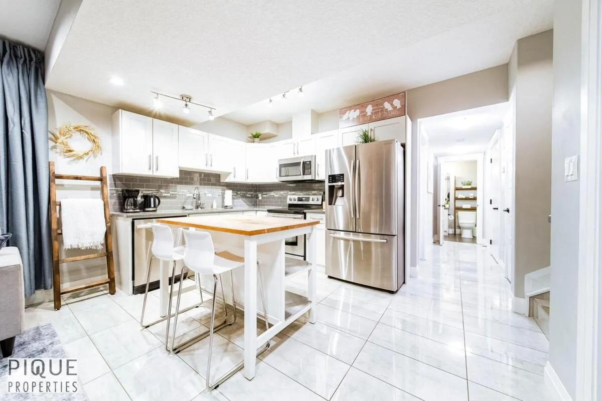 Chic Retreat with Hot Tub - King Bed - Fireplace - WEM