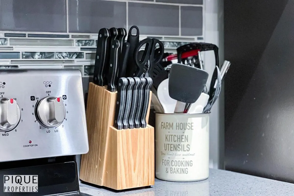 Chic Retreat with Hot Tub - King Bed - Fireplace - WEM