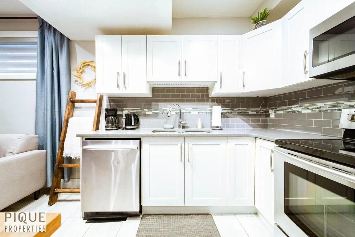 Chic Retreat with Hot Tub - King Bed - Fireplace - WEM