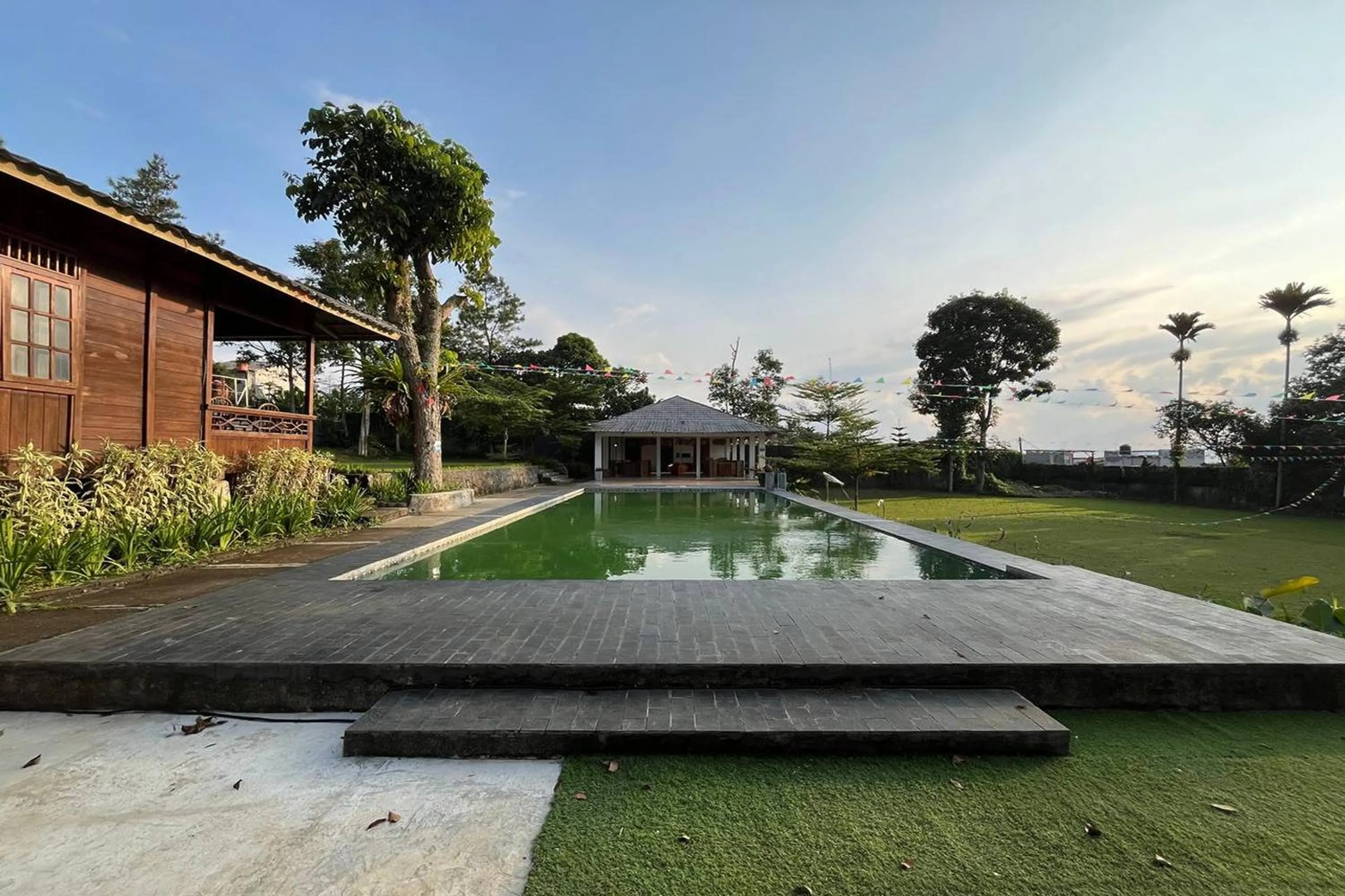 Swimming pool in Tjapoeng Resort Pancawati