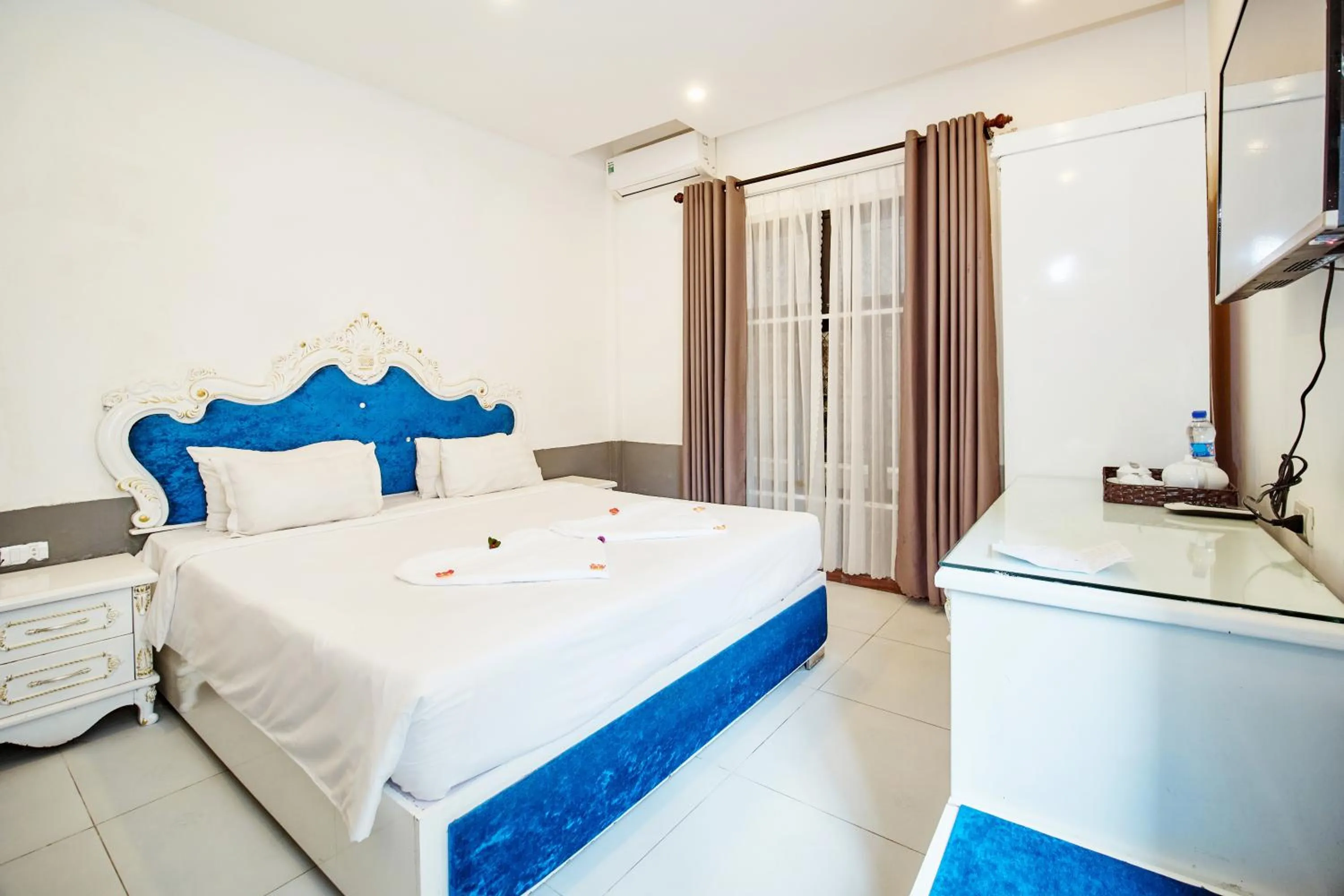 Bed in Hoian Nostalgia Hotel