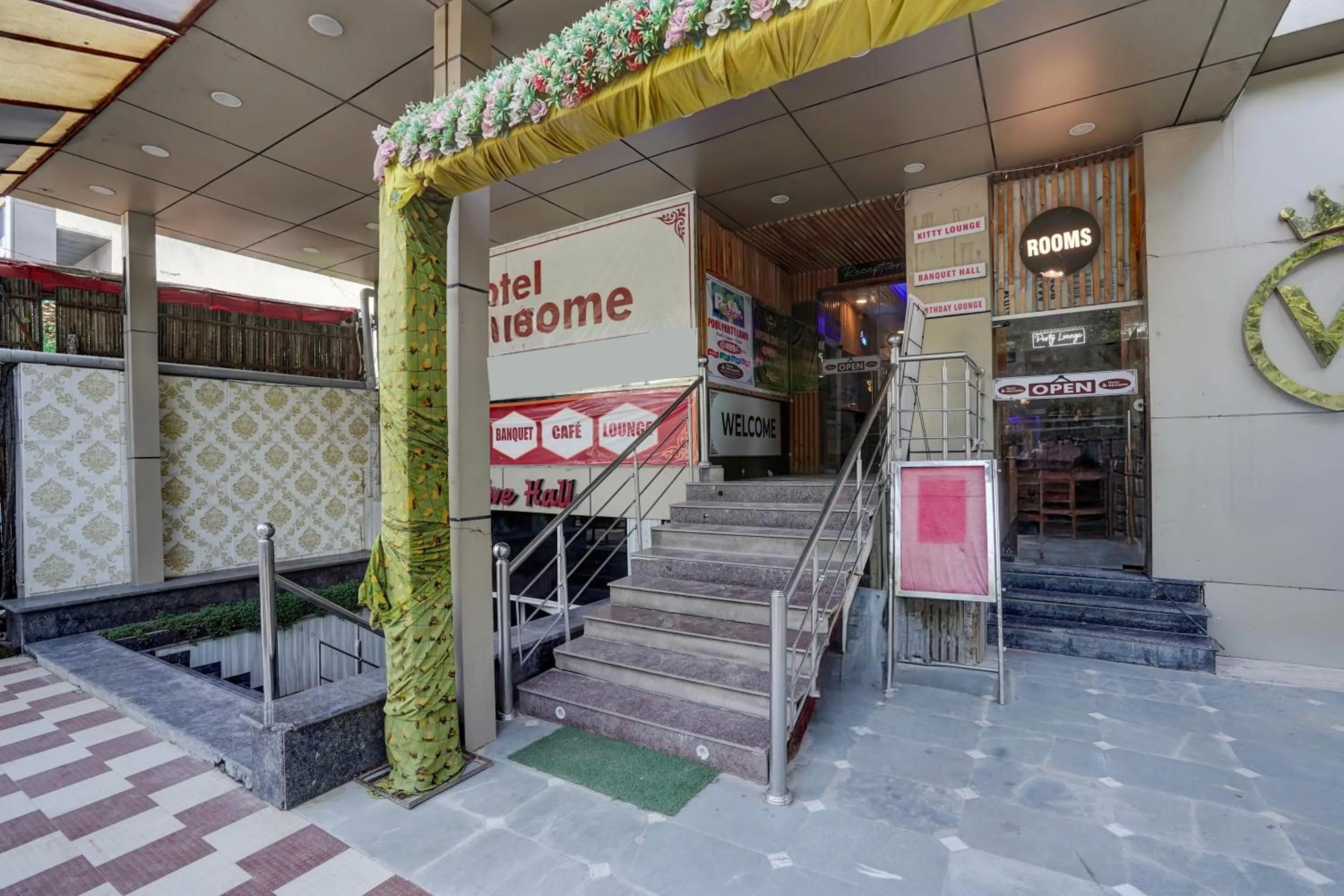 Facade/entrance in HOTEL O WELCOME INN