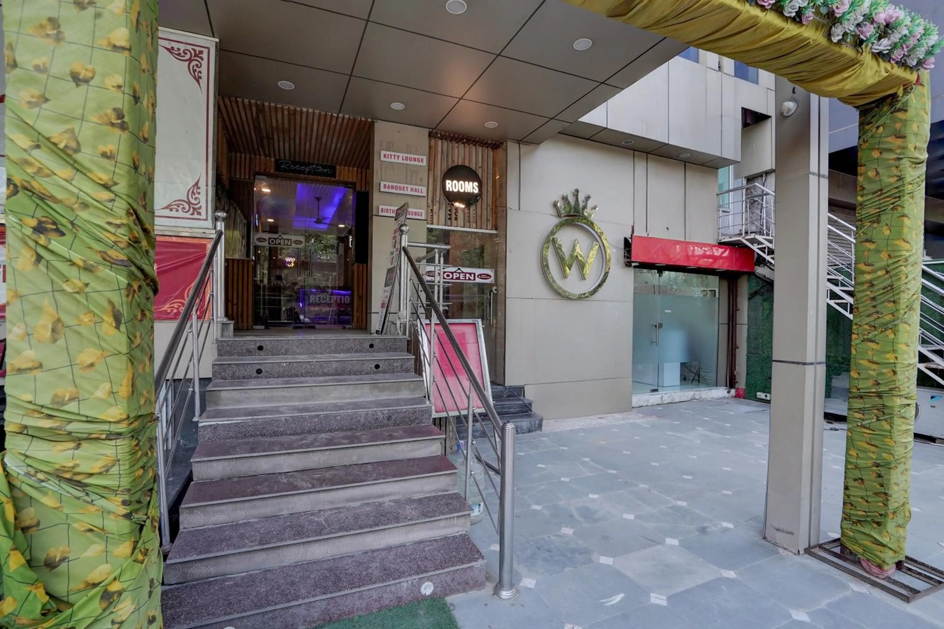 Facade/entrance in HOTEL O WELCOME INN