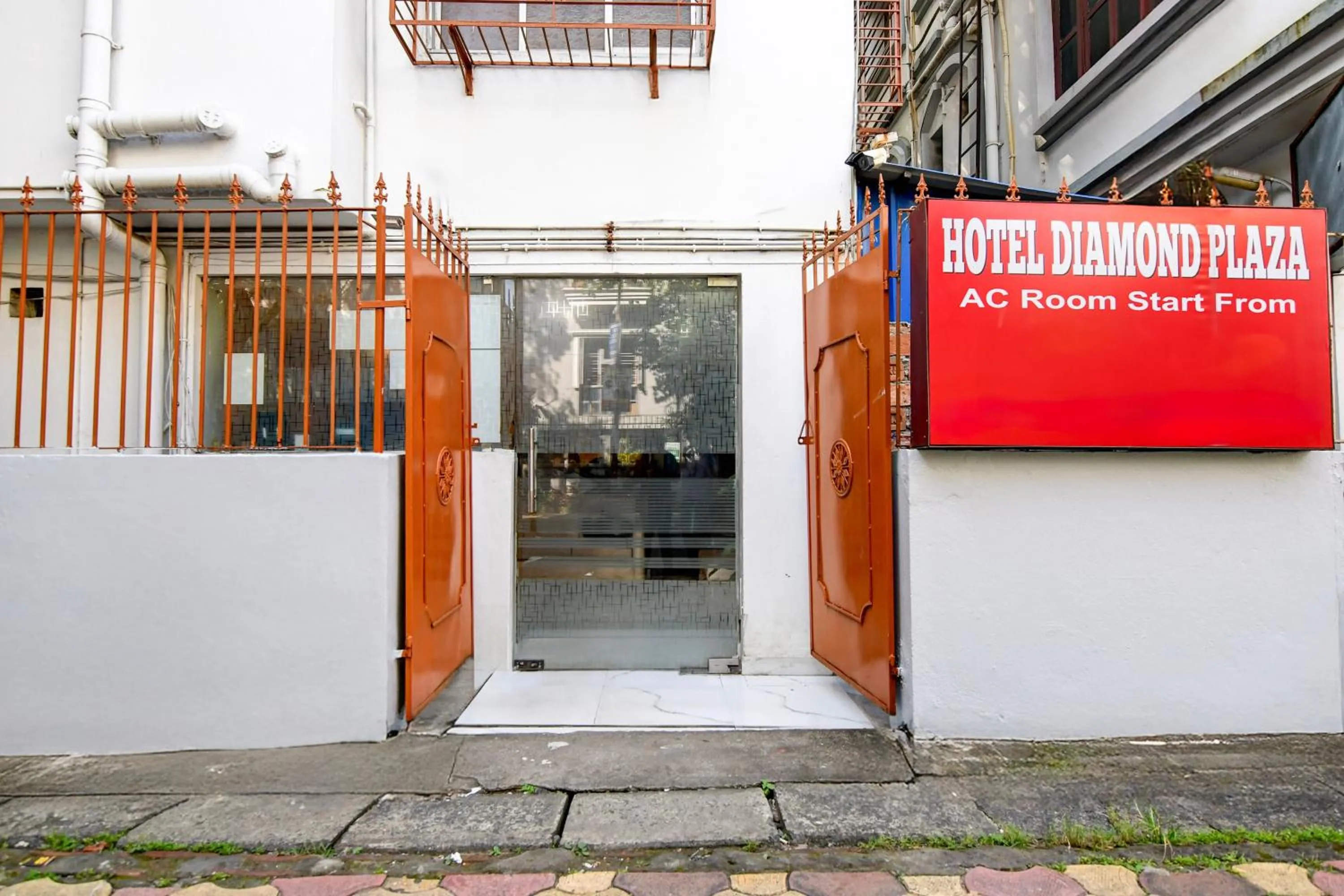 Facade/entrance in Hotel O Diamond Plaza