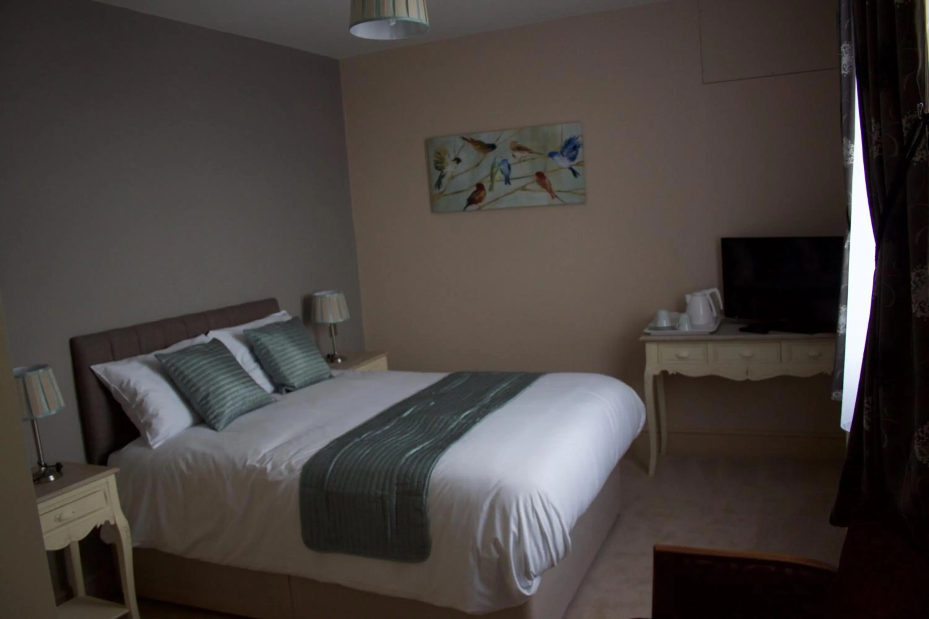 Photo of the whole room, Bed in The Clyffe Hotel