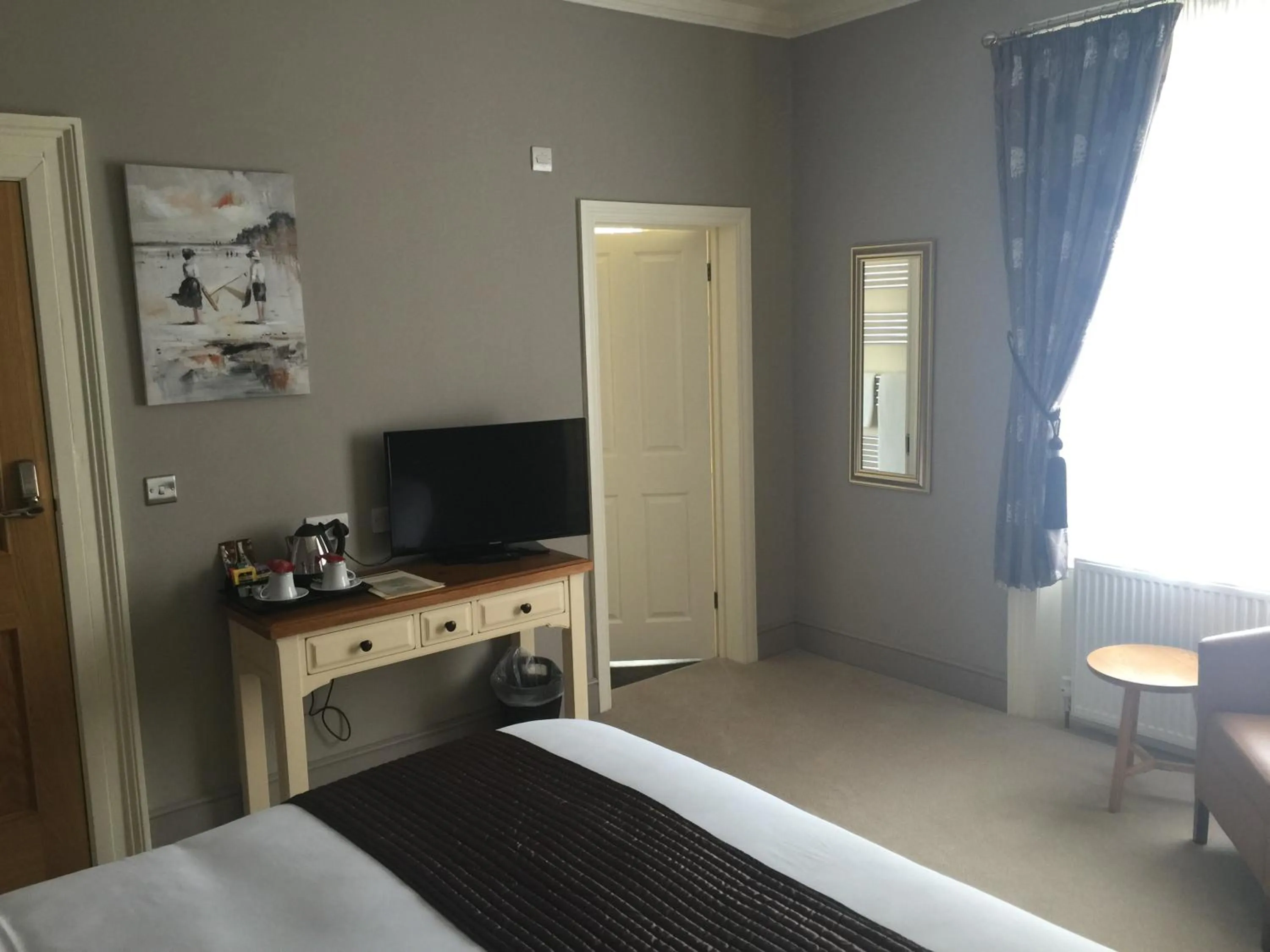 Photo of the whole room, Bed in The Clyffe Hotel