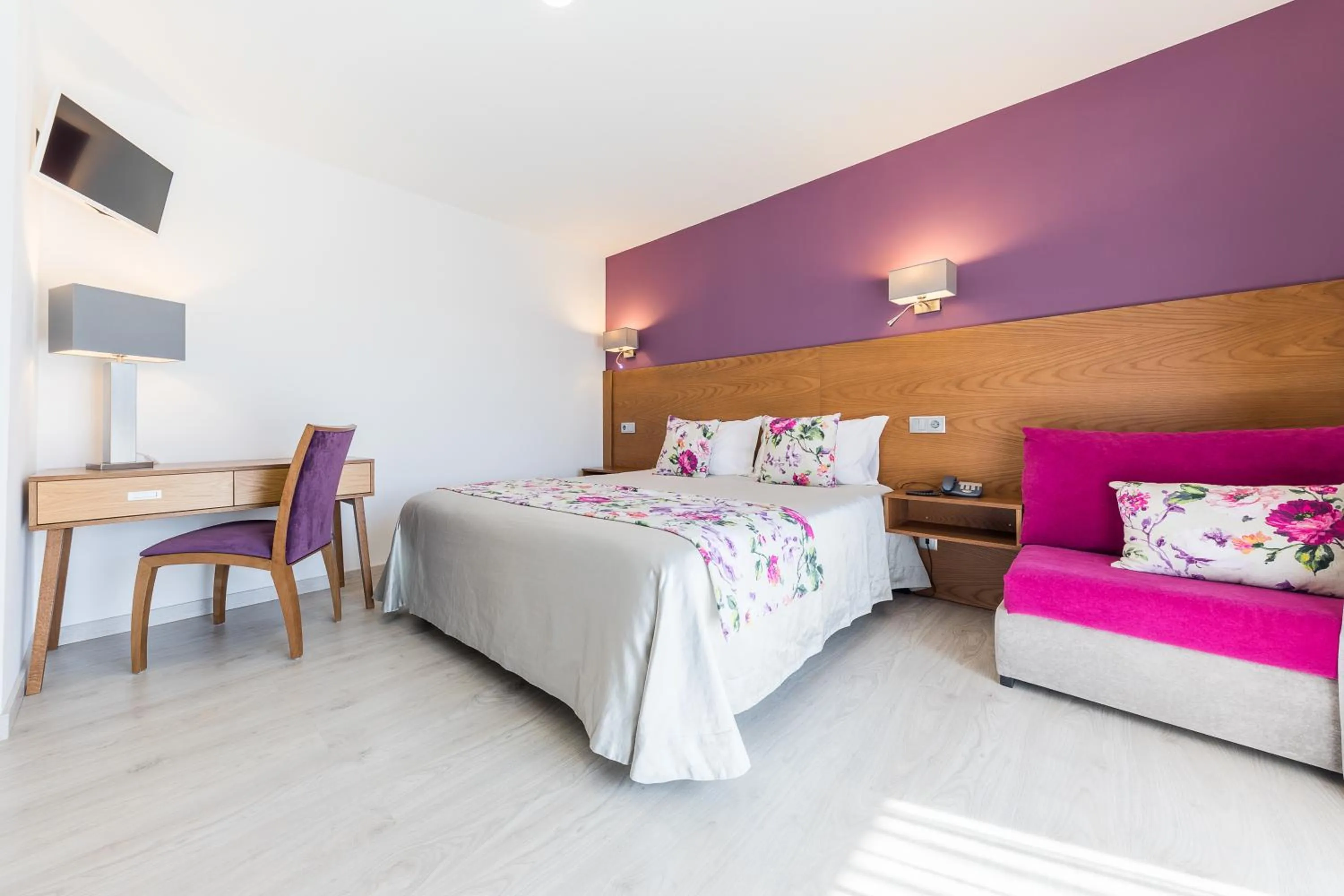 Shower, Bed in Hotel Santo António de Pádua