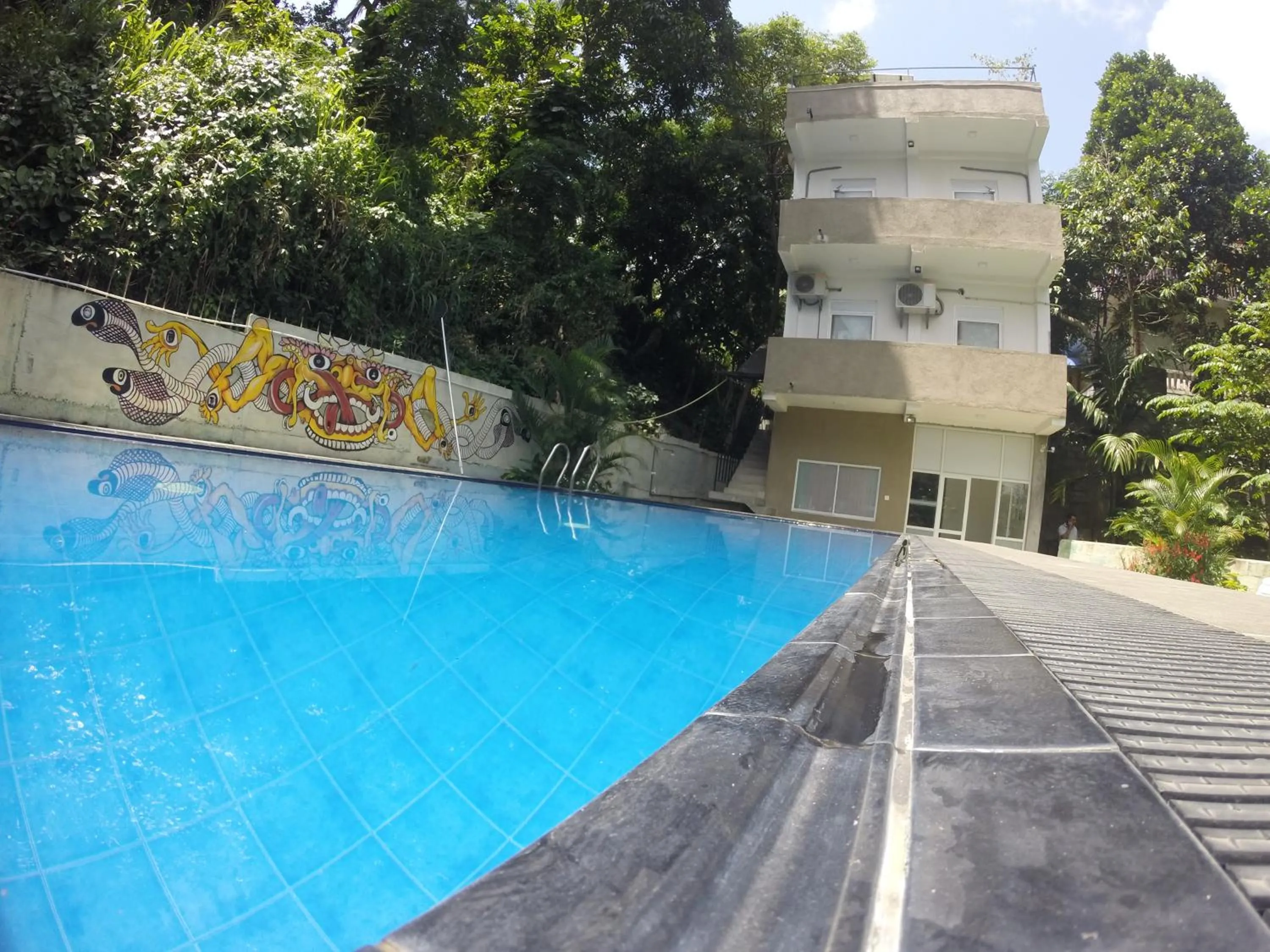Swimming pool in Kandy Backpackers Hostel