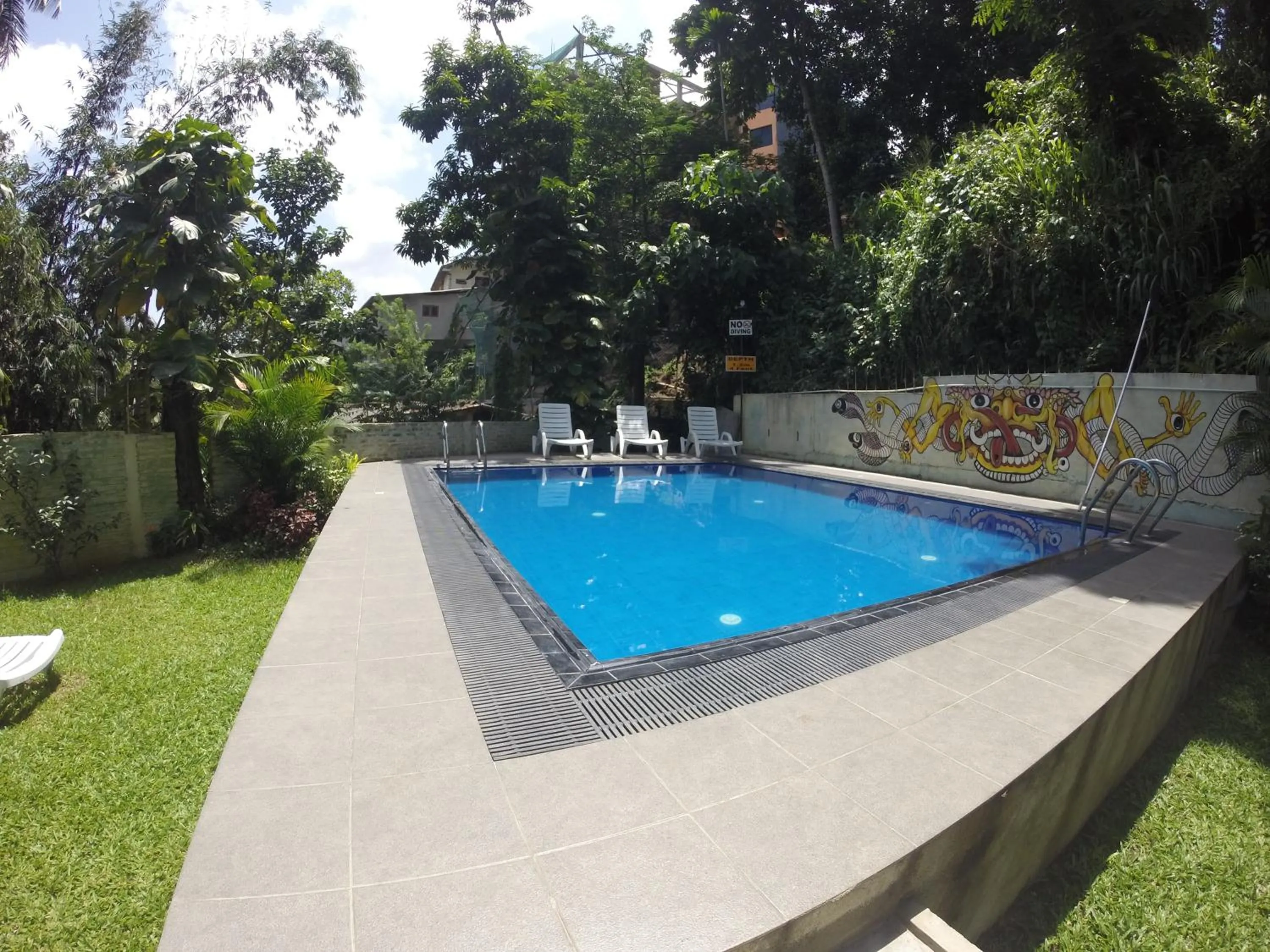 Swimming pool in Kandy Backpackers Hostel