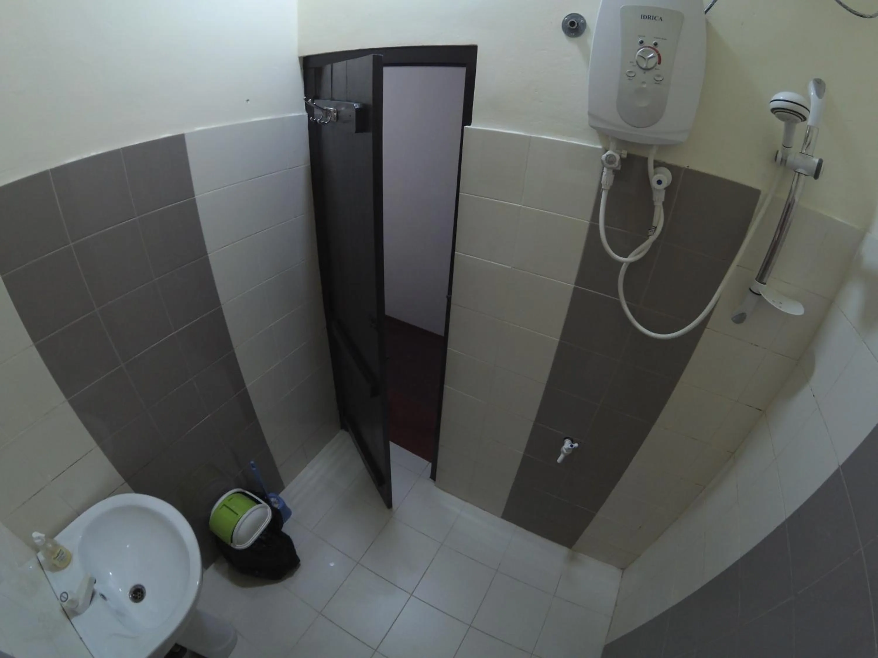 Shower in Kandy Backpackers Hostel