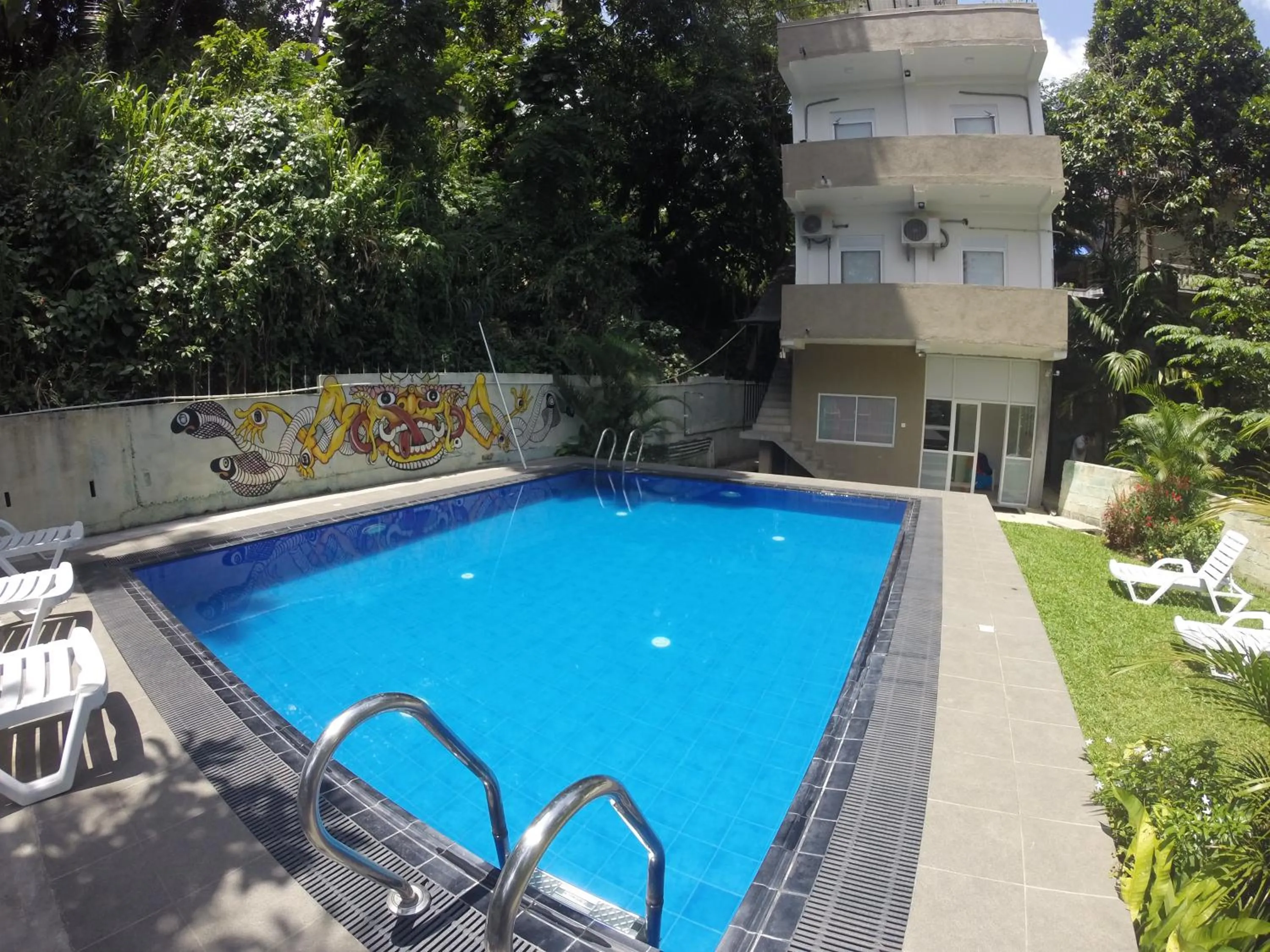 Swimming pool in Kandy Backpackers Hostel