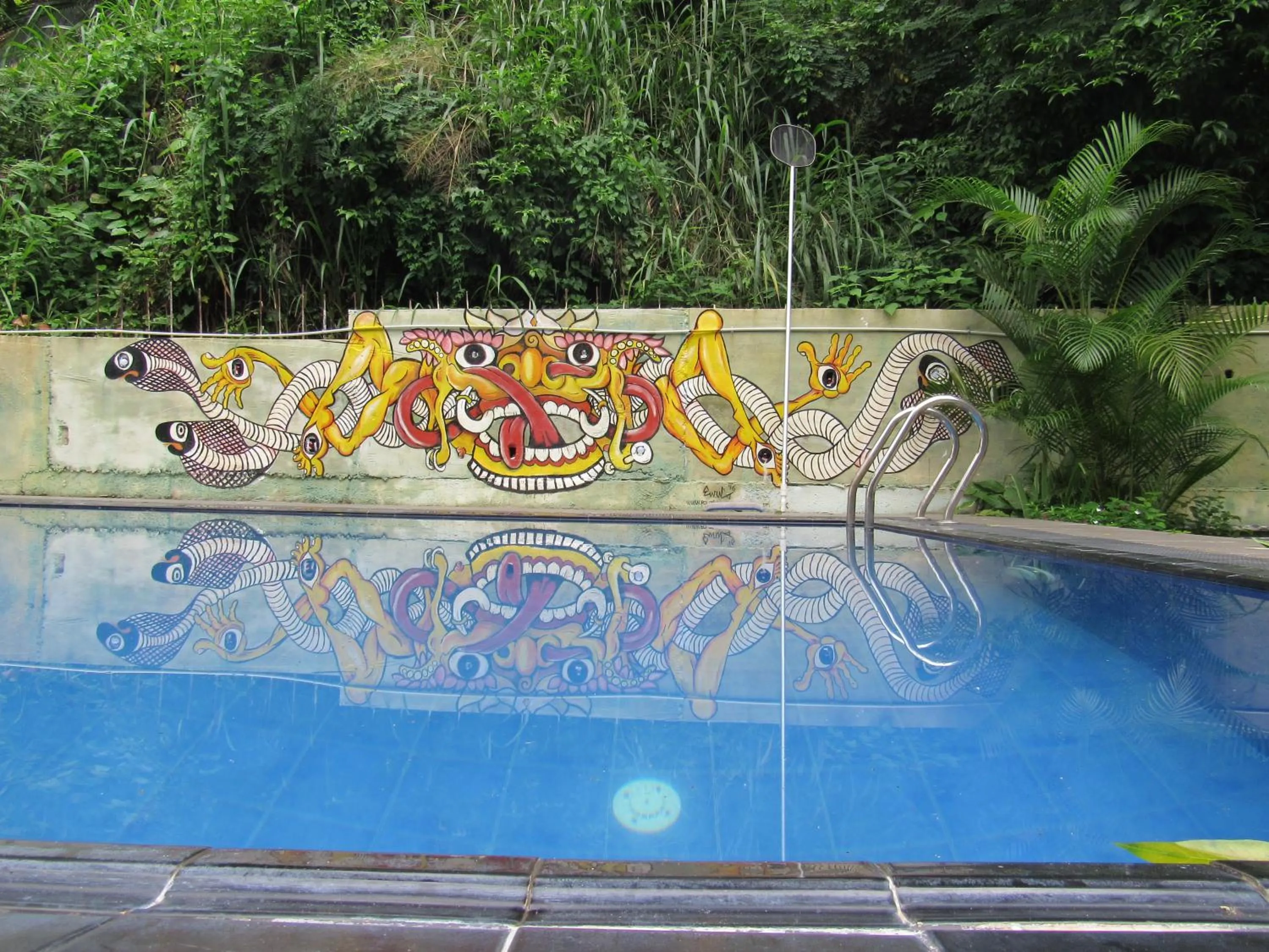 Swimming pool in Kandy Backpackers Hostel