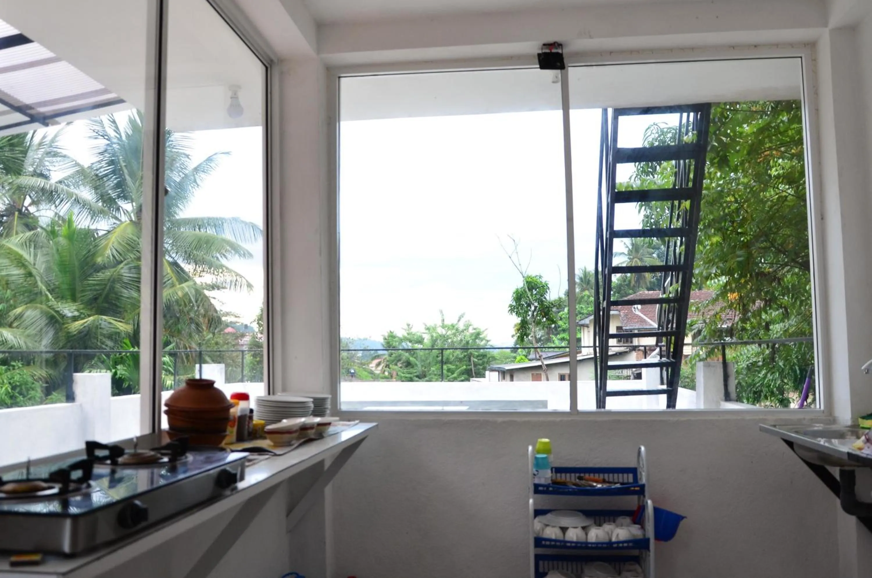 Communal kitchen in Kandy Backpackers Hostel