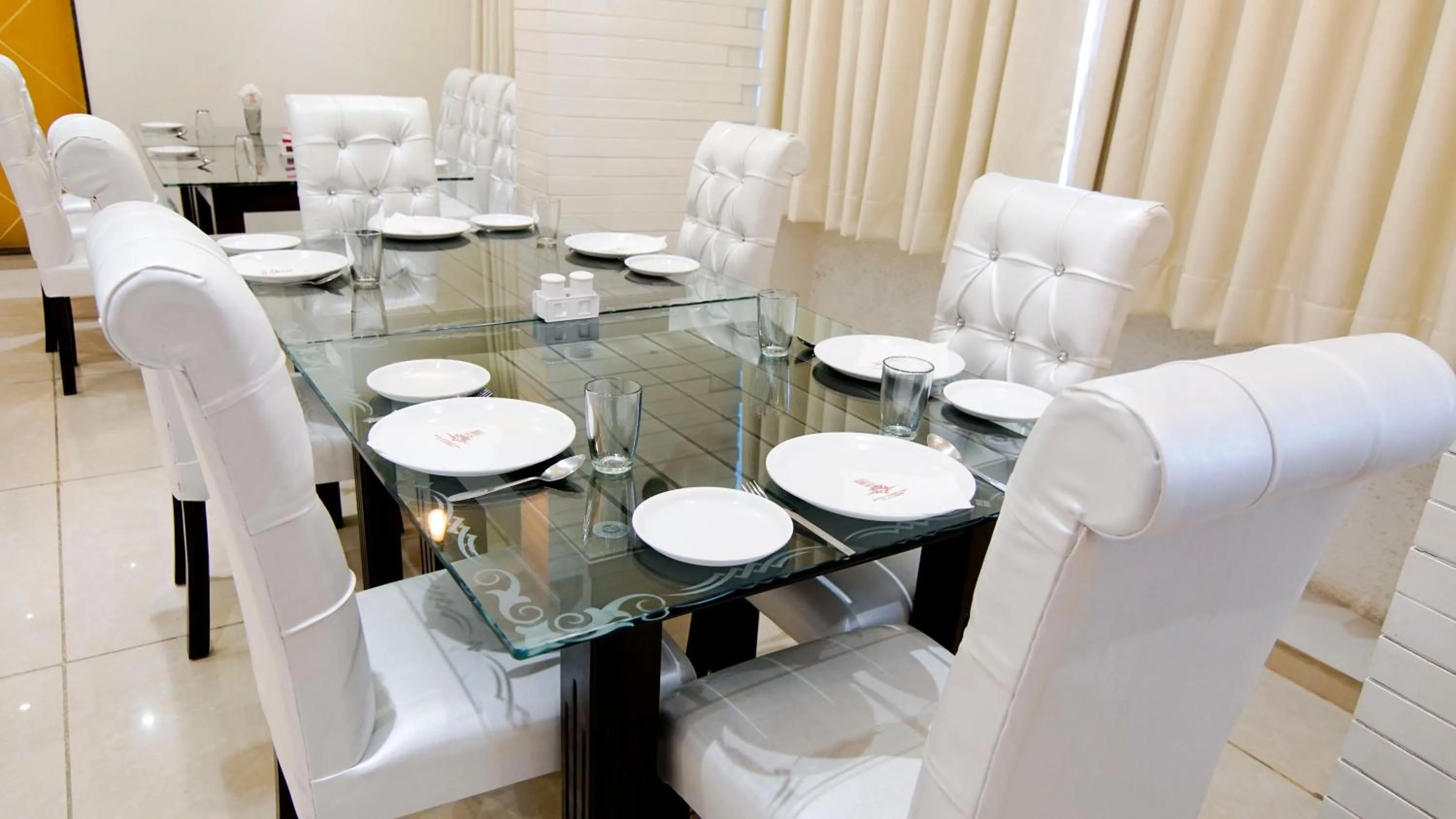 Restaurant/places to eat in Hotel Amrta