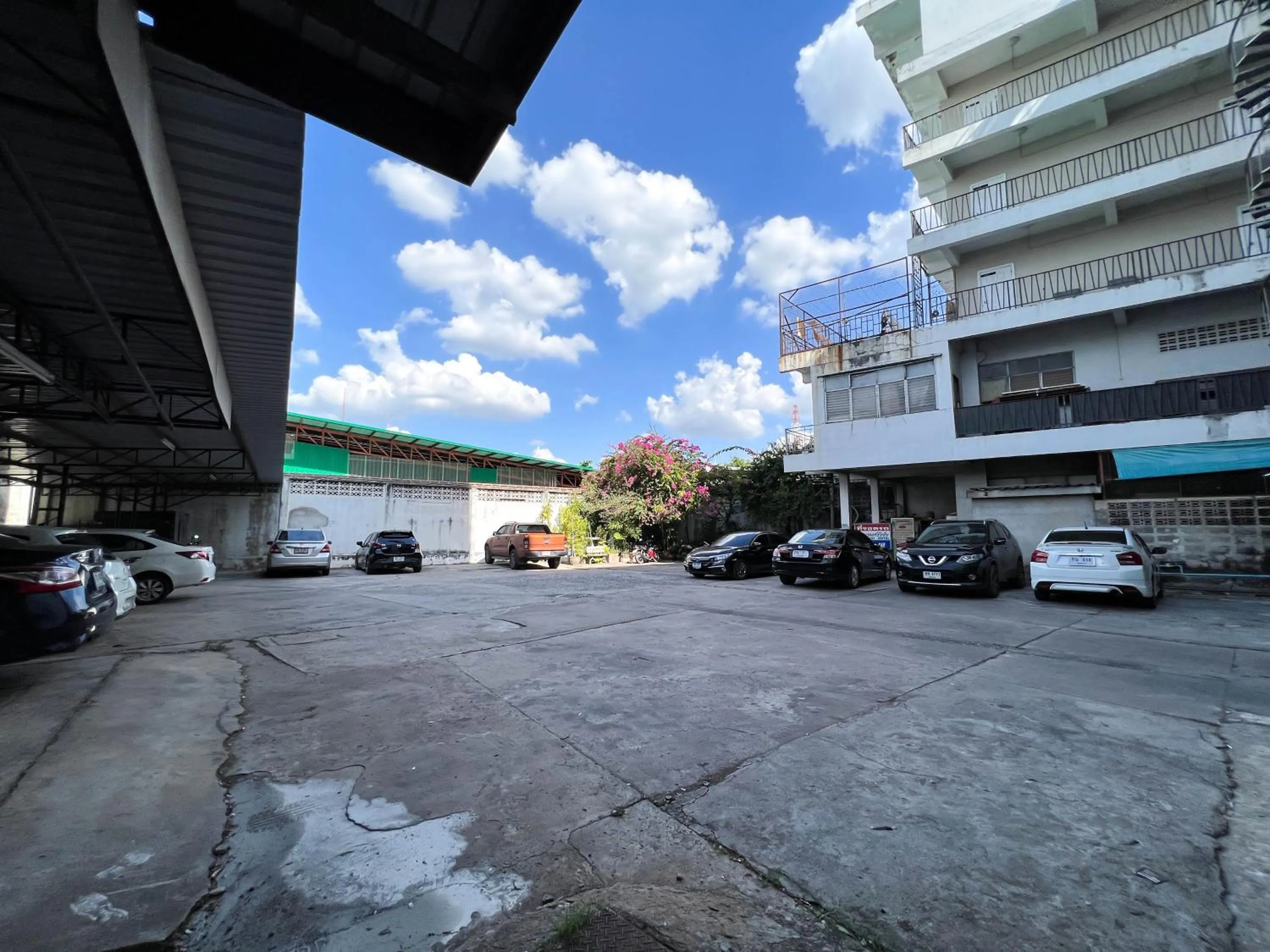 Parking in Srivichai Hotel