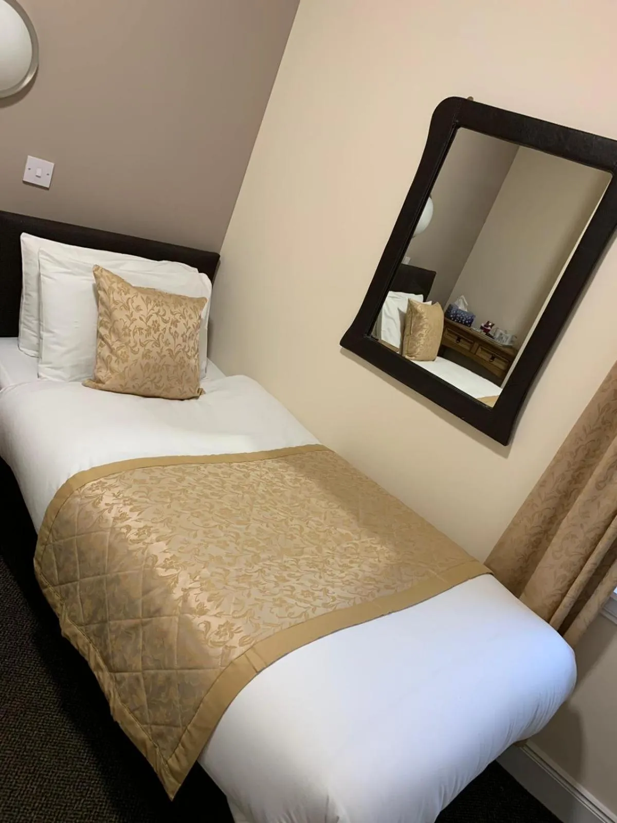 Photo of the whole room, Bed in Waverley Inn Lodge