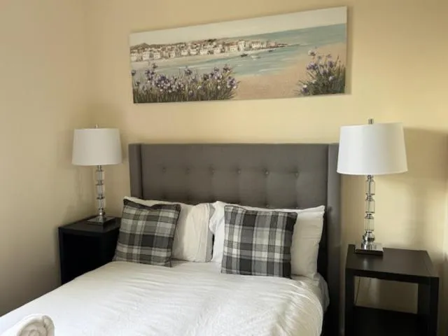 Bedroom, Bed in Royal Hotel