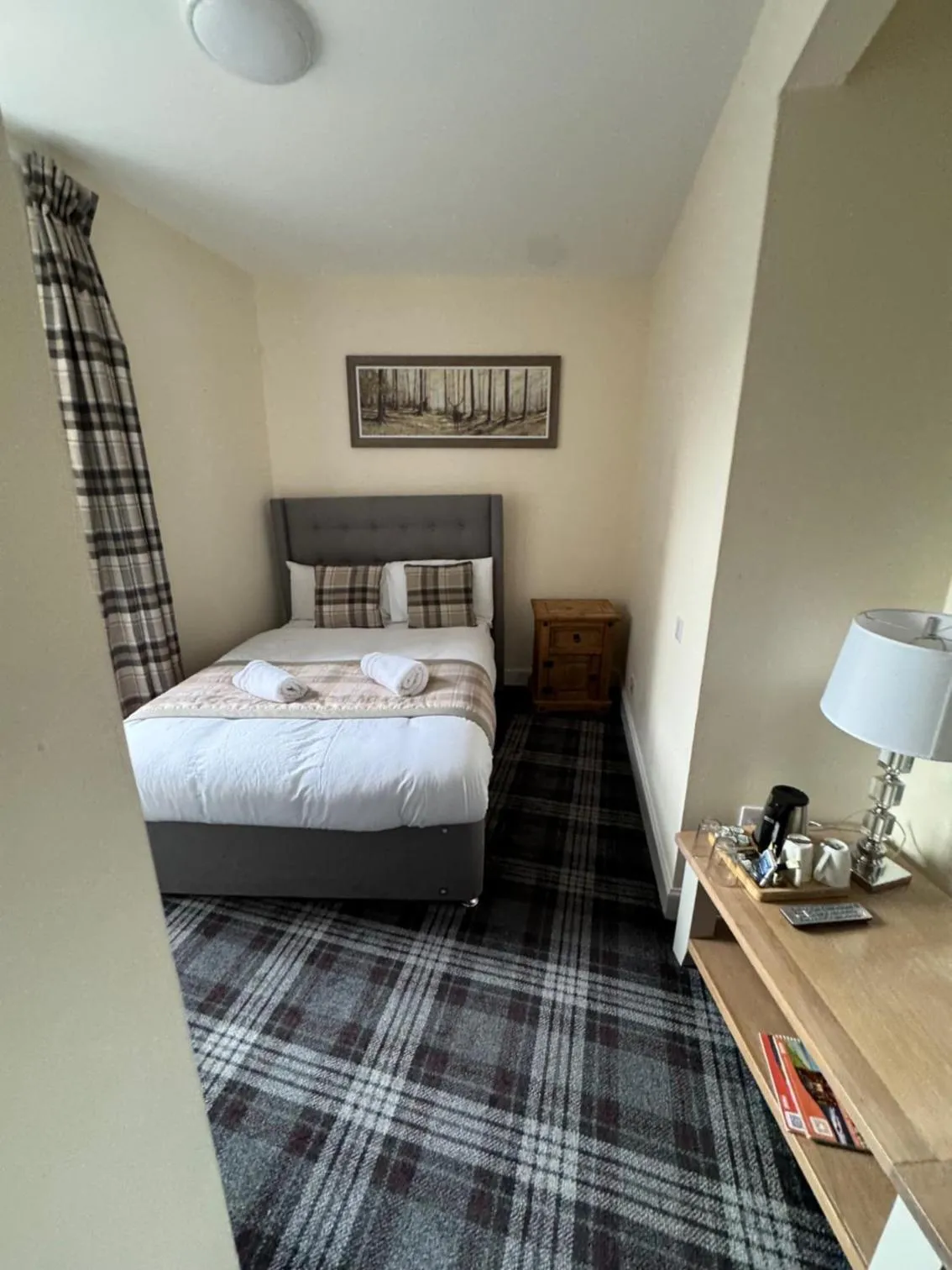 Bedroom, Bed in Royal Hotel