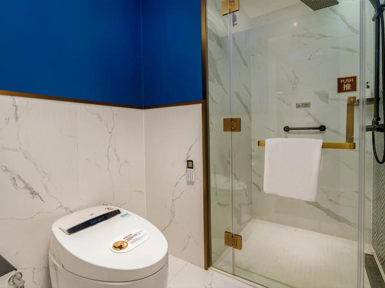 Toilet in Jinjiang Metropolo Wuyishan Sangu Resort Hotel