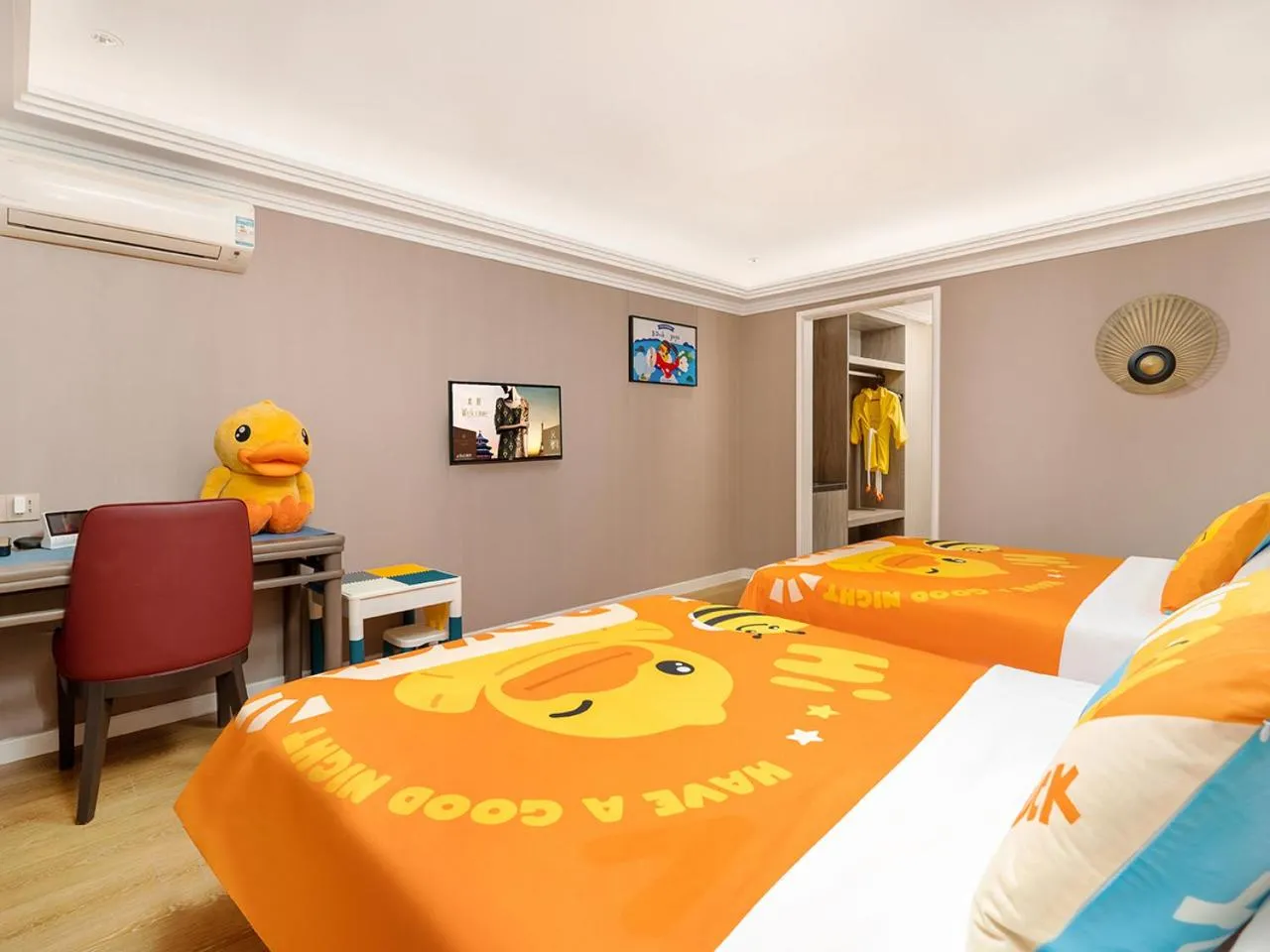 Photo of the whole room, Bed in Jinjiang Metropolo Wuyishan Sangu Resort Hotel