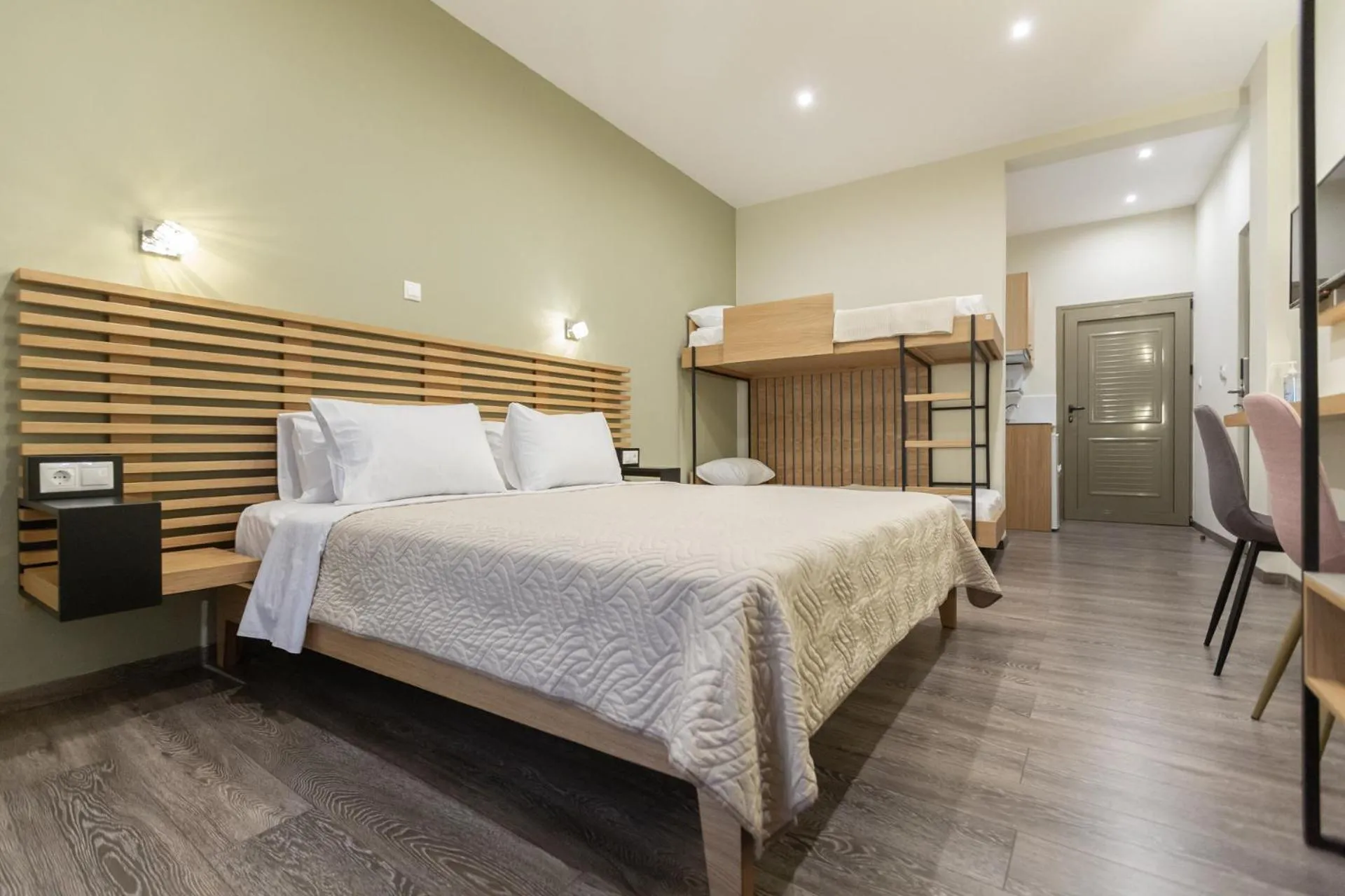 Photo of the whole room, Bed in Pegasus Rooms