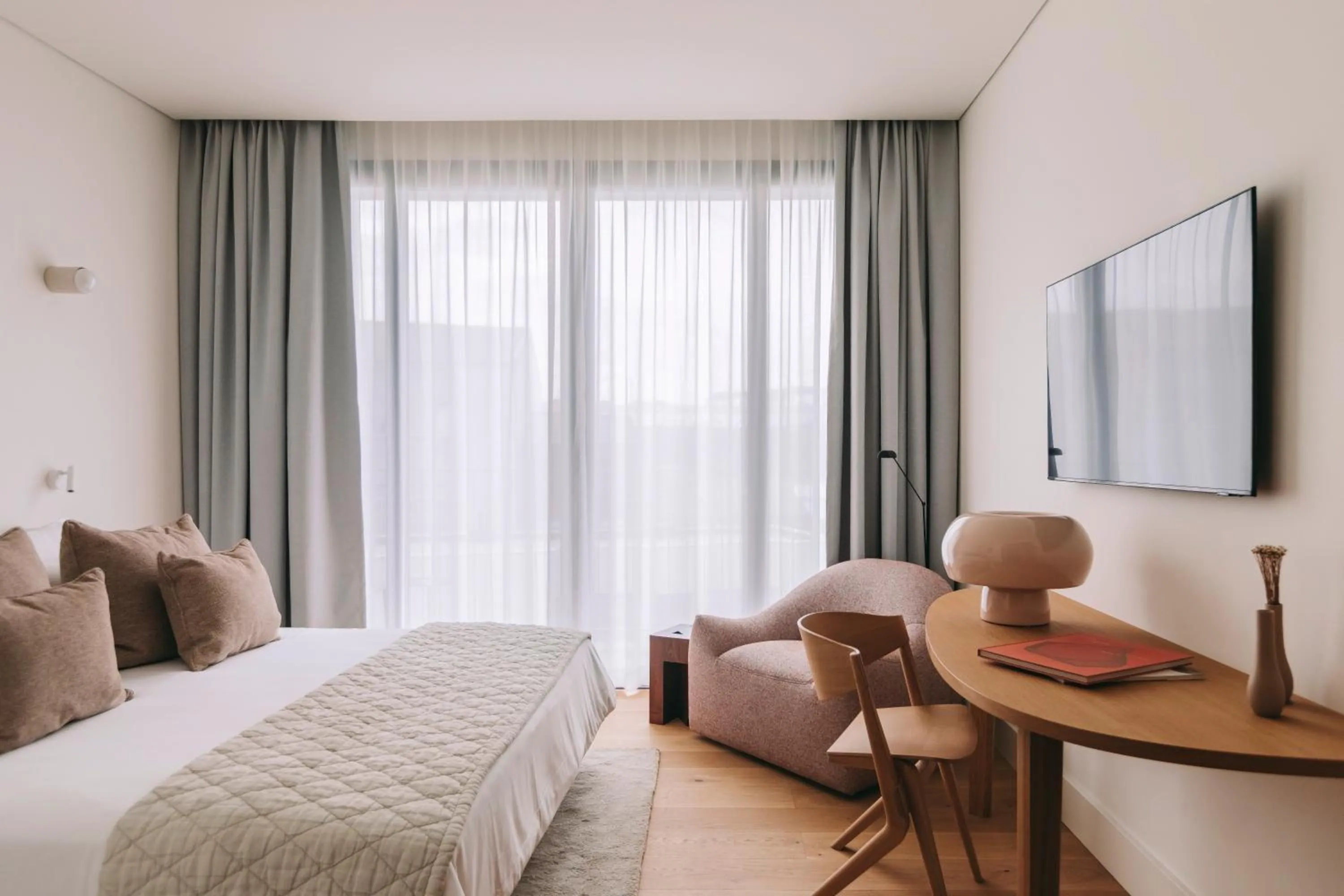 Photo of the whole room, Bed in LENSCAPE Coterie