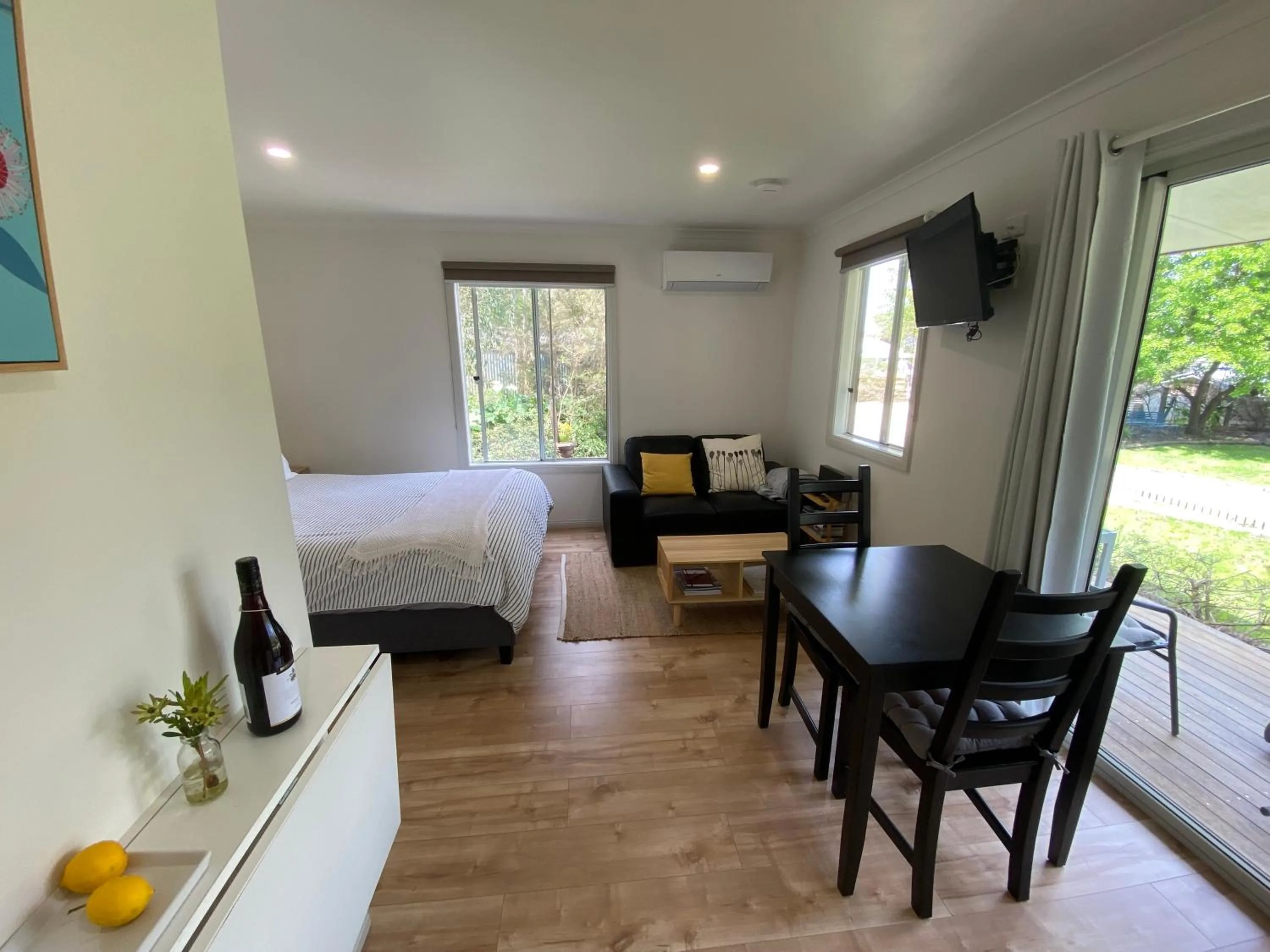 Seating area, Bed in Tindoona Cottages