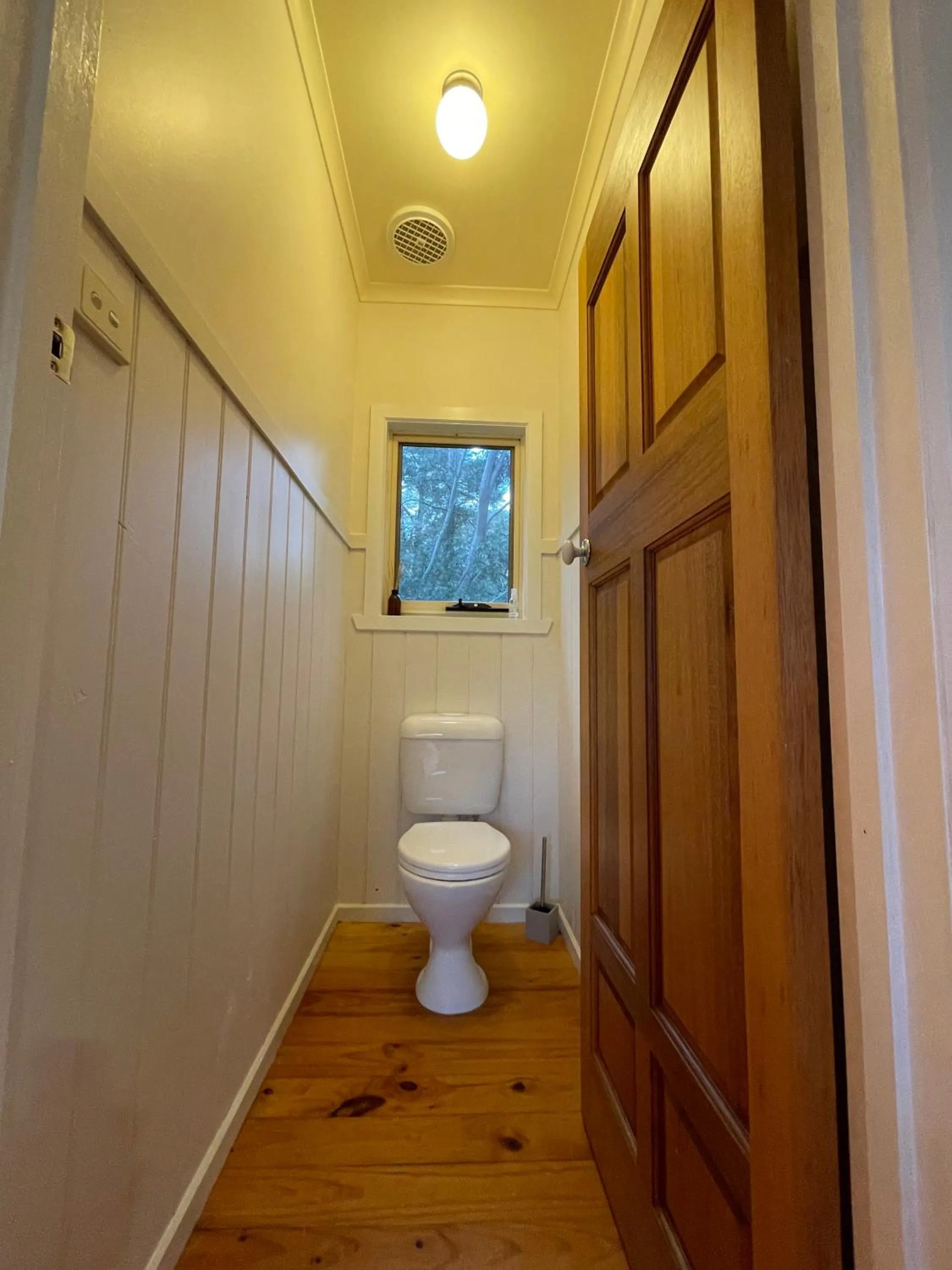 Toilet in Tindoona Cottages