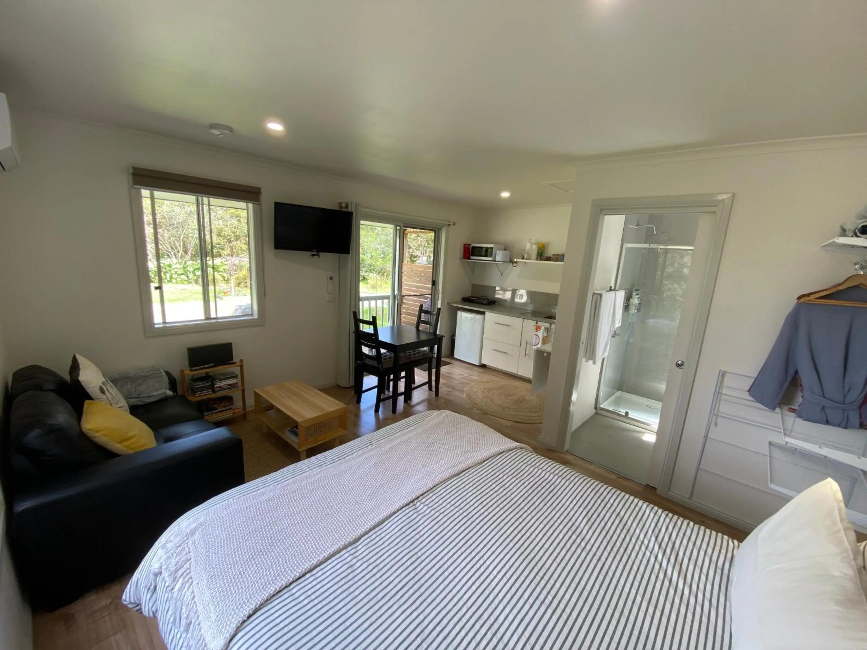 TV and multimedia, Bed in Tindoona Cottages