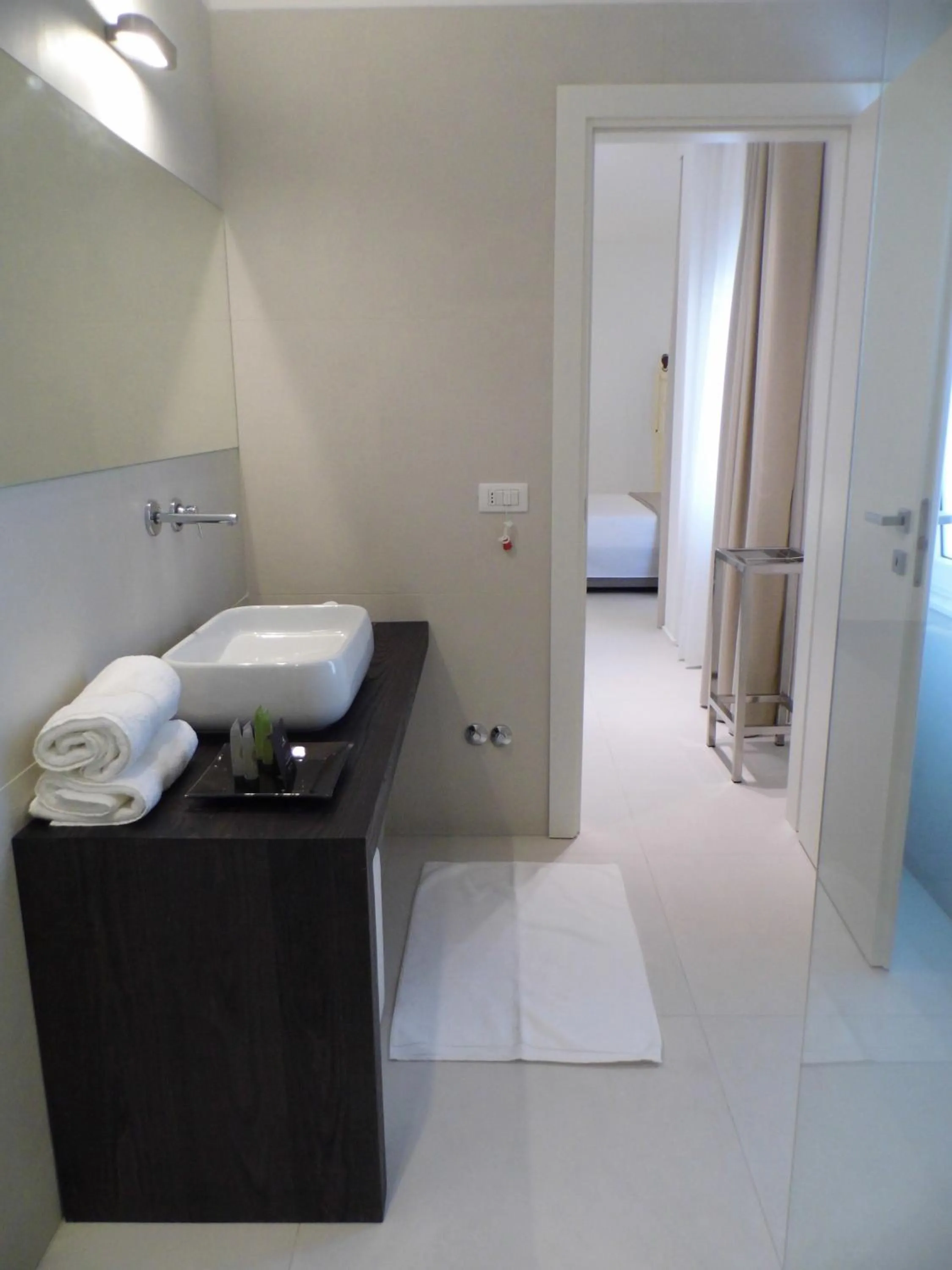 Bathroom, Bed in Siracusa Luxury Apartment