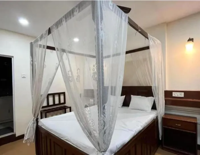 Bed in The Sarovar Palace