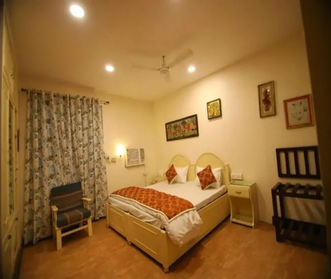 Bed in The Sarovar Palace