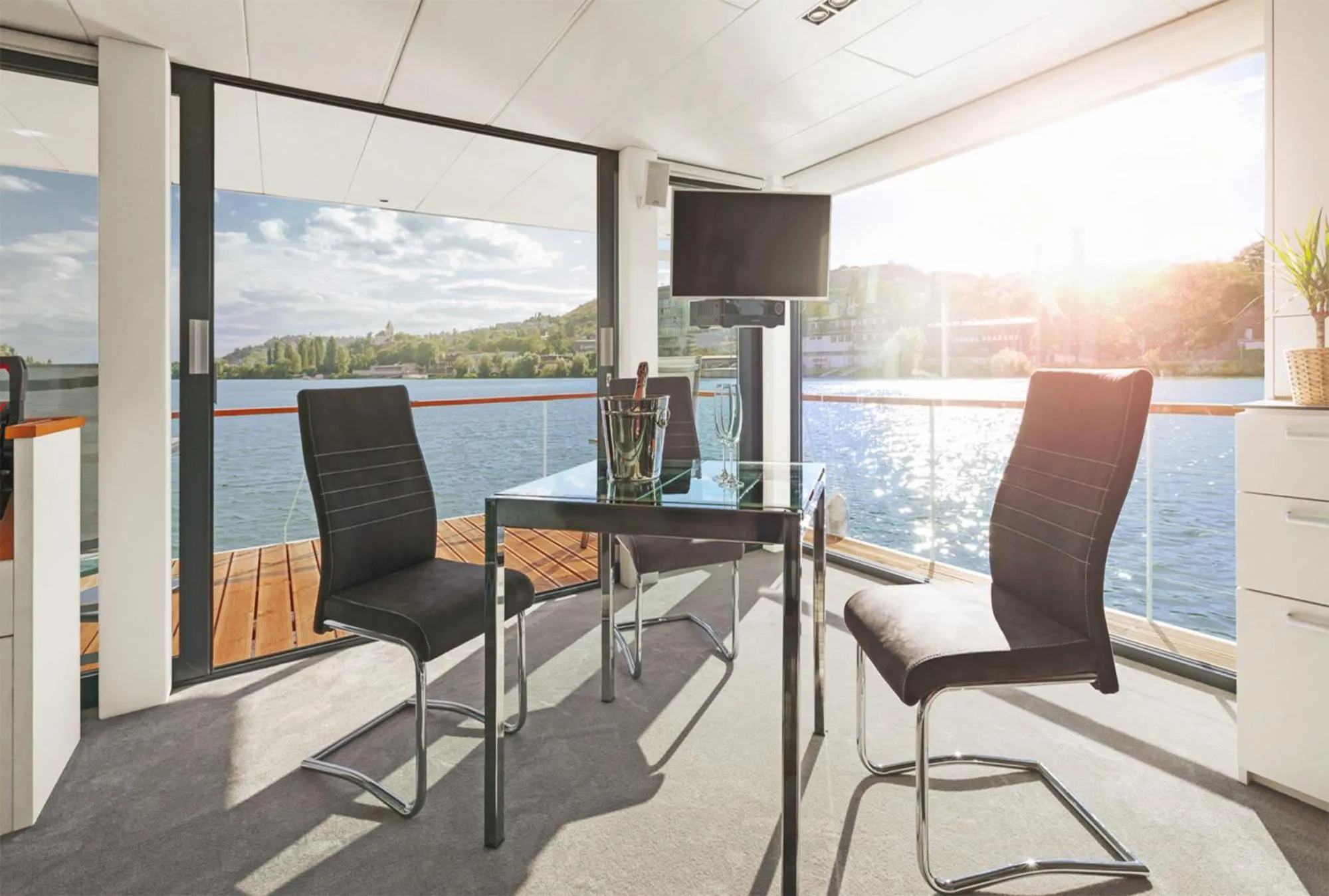 Living room in VIPliving Houseboat