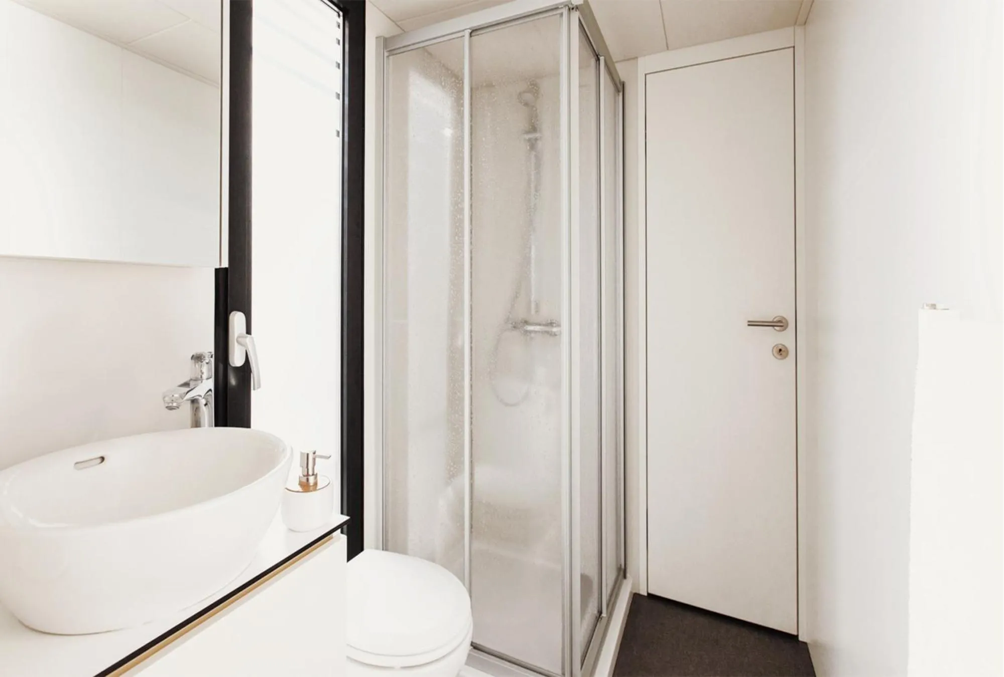 Shower in VIPliving Houseboat