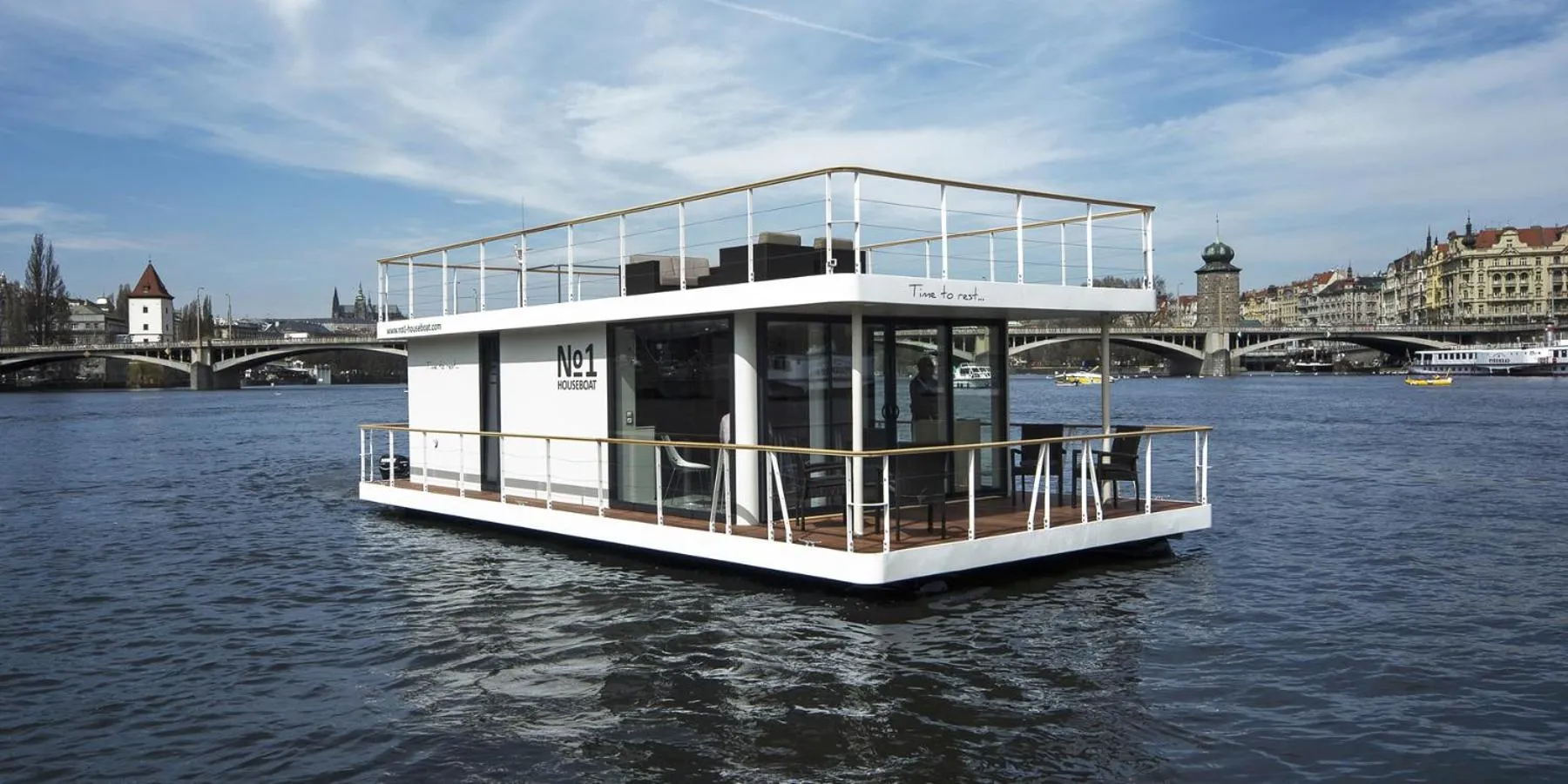 Bird's eye view in VIPliving Houseboat