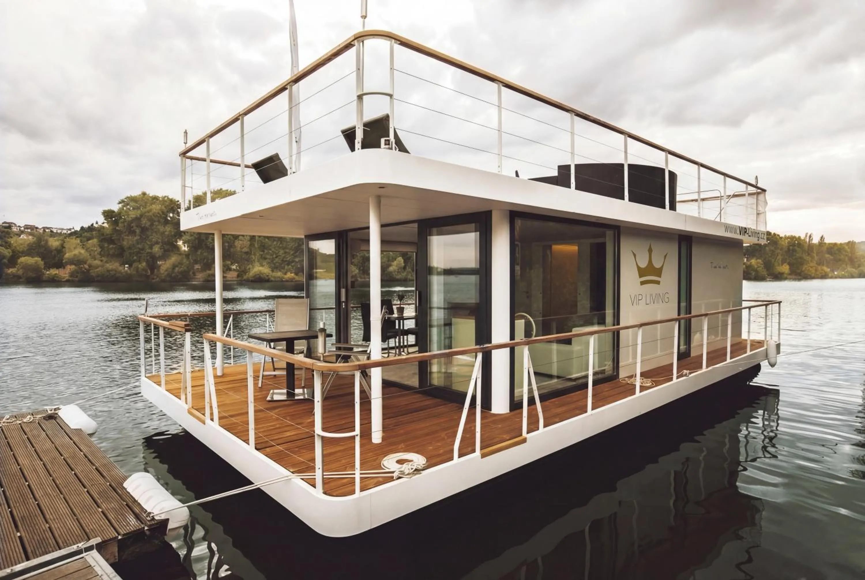 River view in VIPliving Houseboat