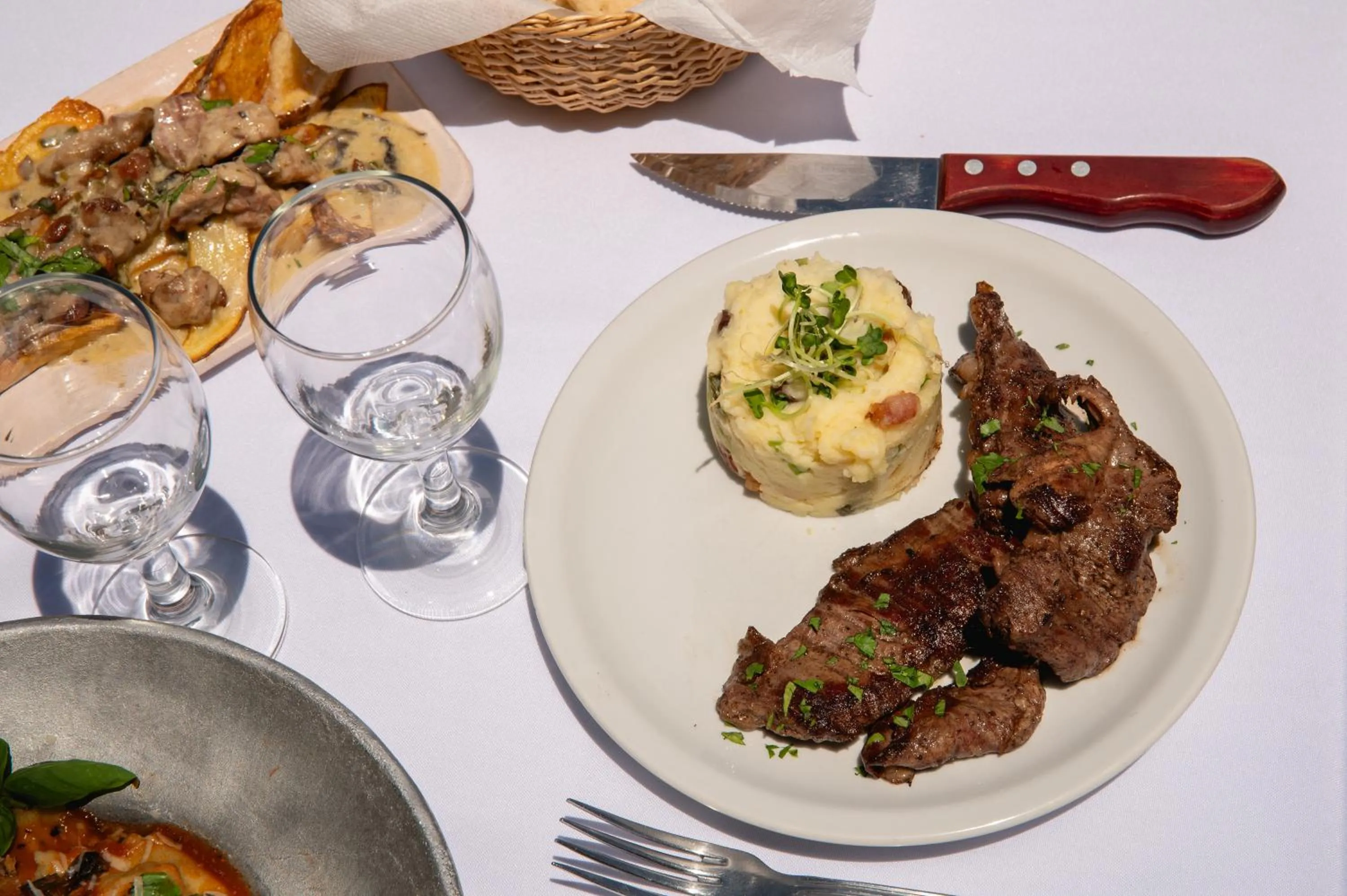 Food and drinks in La Posta del Pilar Hotel & Spa