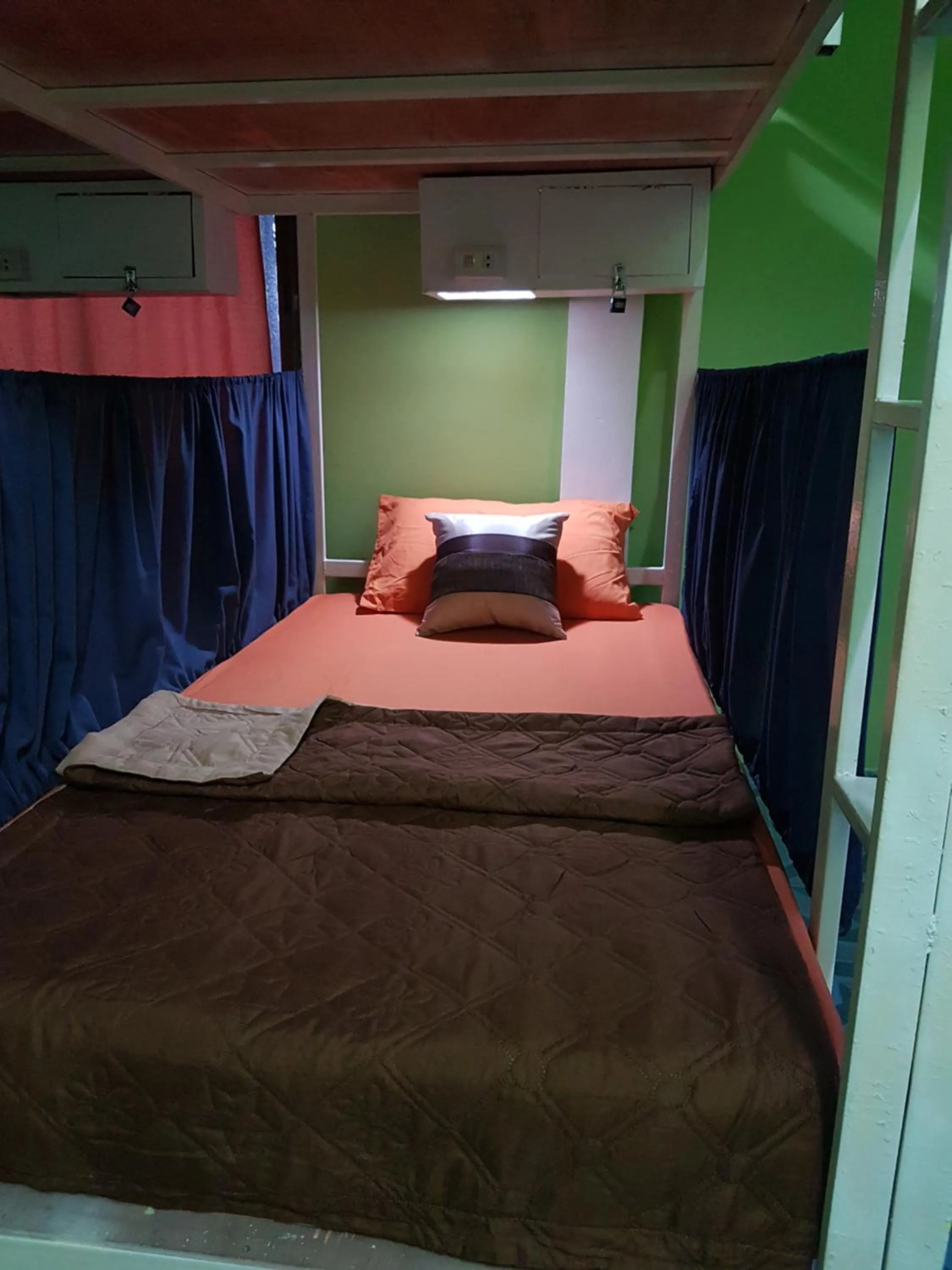 Bed in Sleep Tight Hostel at Koh Phangan