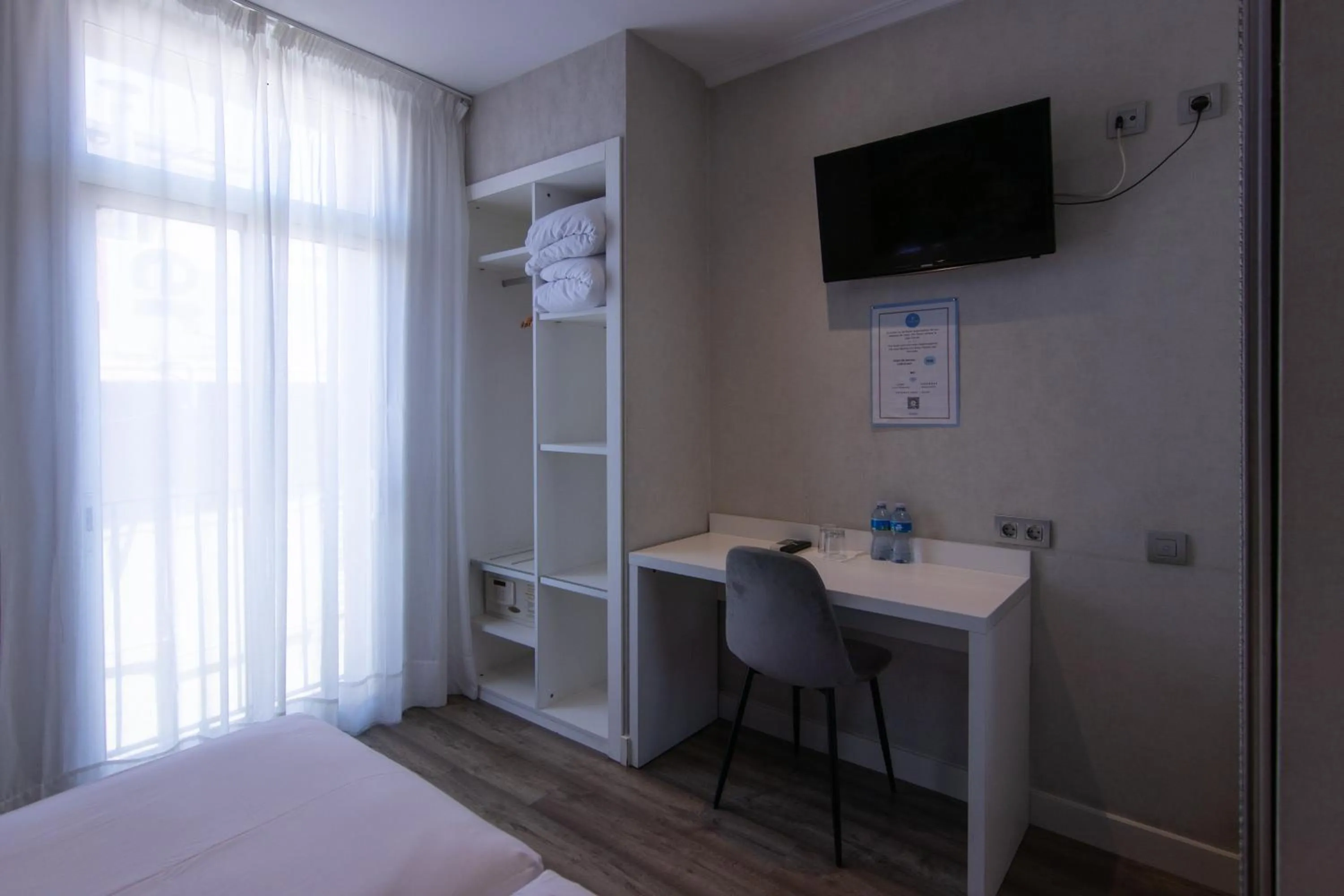 Photo of the whole room, Bed in Standbyme Ramblas