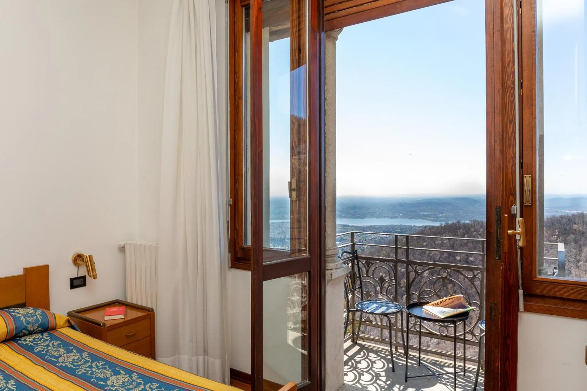 View (from property/room), Bed in Albergo Sacro Monte Varese
