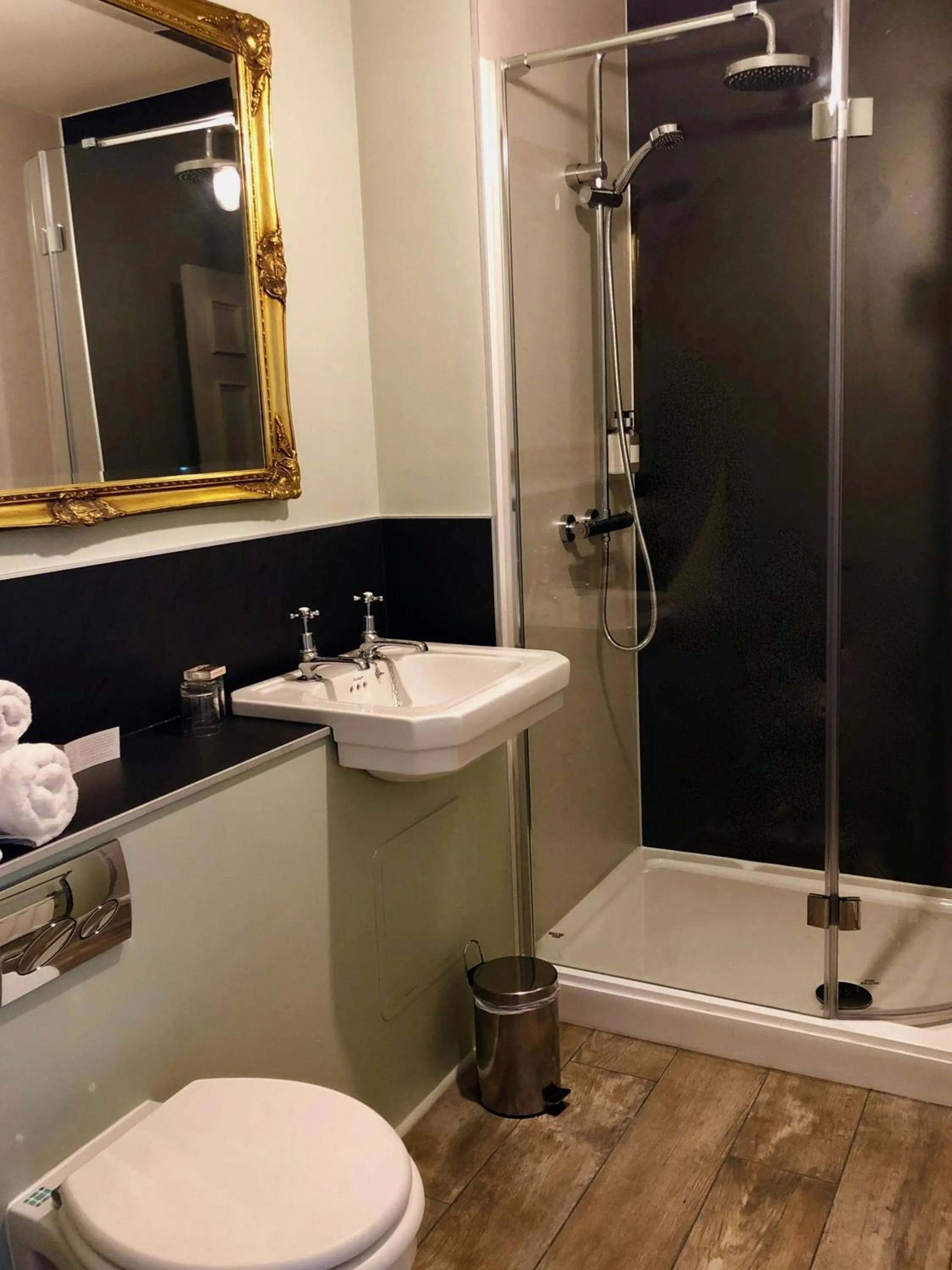 Bathroom in The Wheatsheaf at Beetham